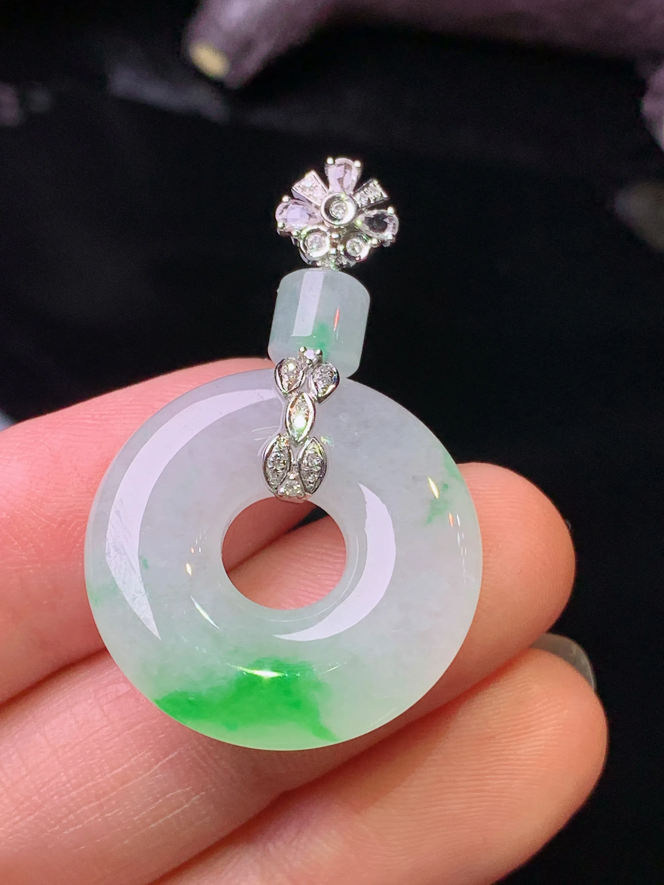 18k金钻镶嵌飘绿平安环吊坠 玉质细腻 水润亮眼 色泽艳丽 整体尺寸37.2*23.3*5.2