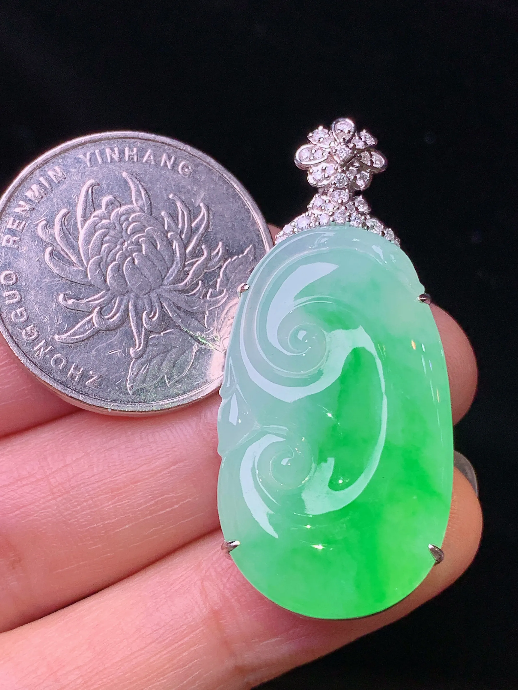 18k金钻镶嵌翠绿如意吊坠 玉质细腻 水润亮眼 色泽艳丽 整体尺寸42*18.7*8