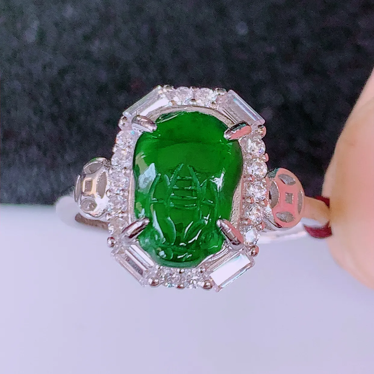 冰透满绿翡翠925银镶嵌貔貅戒指，自然光实拍，翠色灵动，颜色漂亮，种老水足，品相佳，佩戴佳品！#98.13（圈口可调大小）整体24.5*16.5*6裸石9.5*6.5