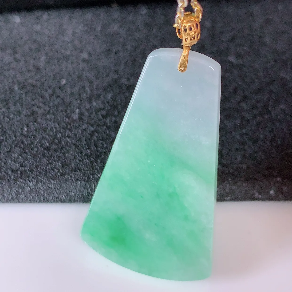 18K金镶嵌冰润飘绿翡翠平安无事牌吊坠，翡翠无事牌，平平安安，无事牌翠色灵动，佩戴平安时尚！#41.13
