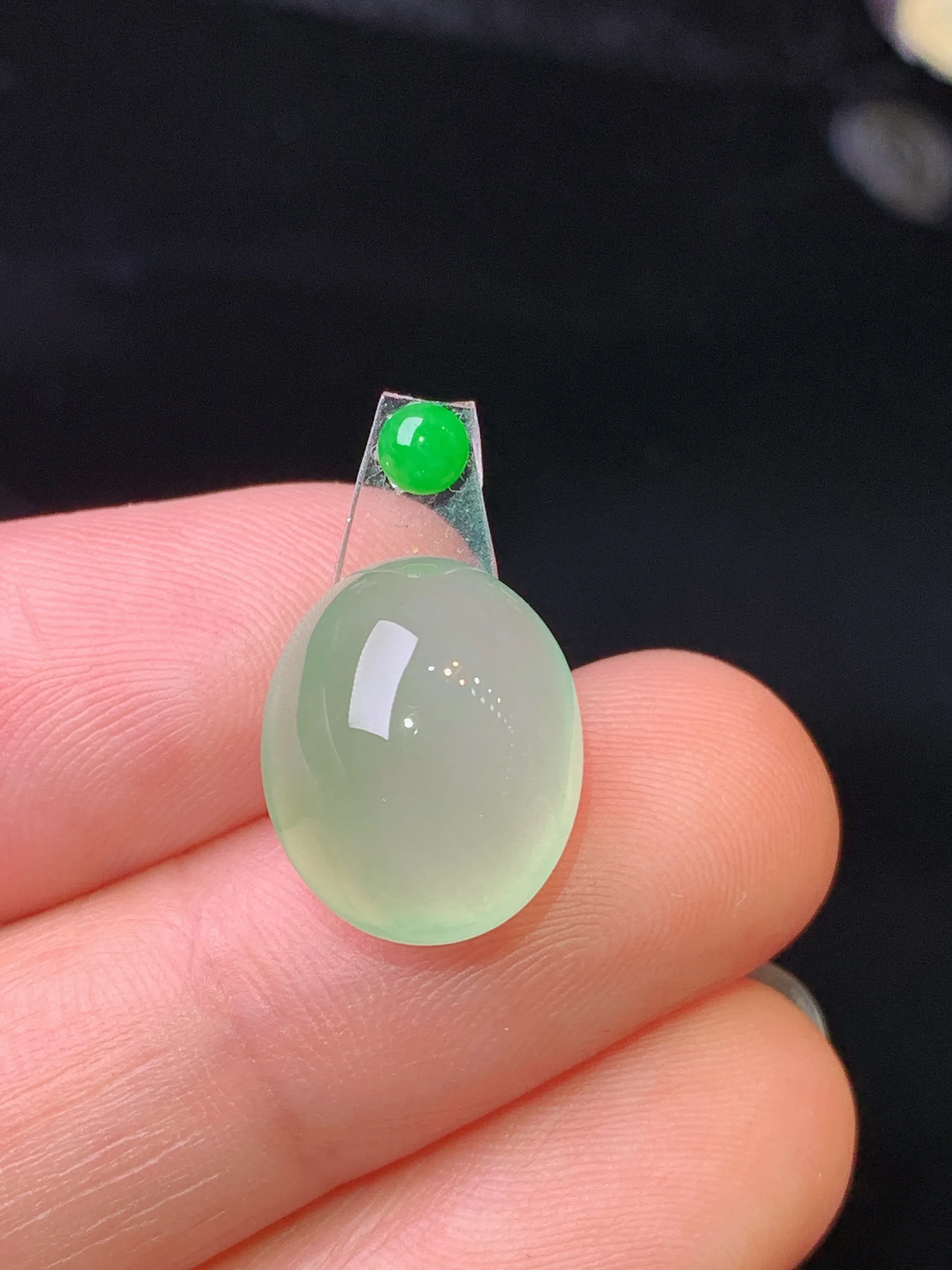 镶嵌款 浅绿蛋面吊坠 玉质细腻 水润亮眼 色泽艳丽 整体尺寸13.8*11.2*8