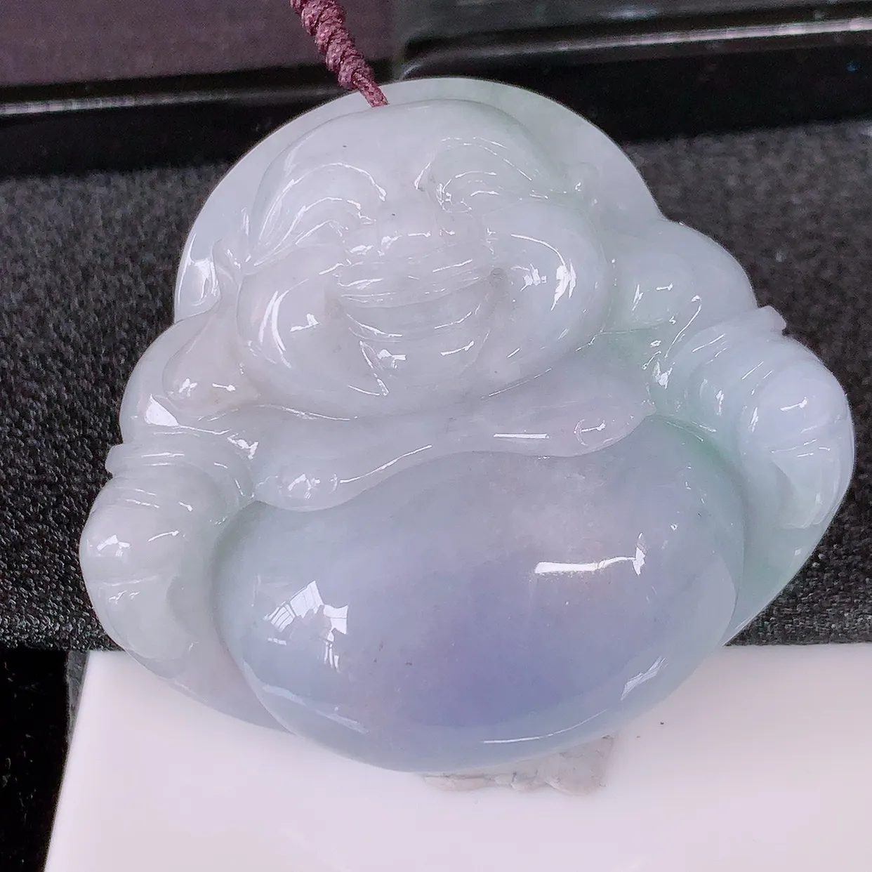自然光实拍，大件厚装冰润紫罗兰翡翠佛公吊坠，开心笑佛，种老水足，颜色漂亮，立体饱满圆润，佩戴效果赞#