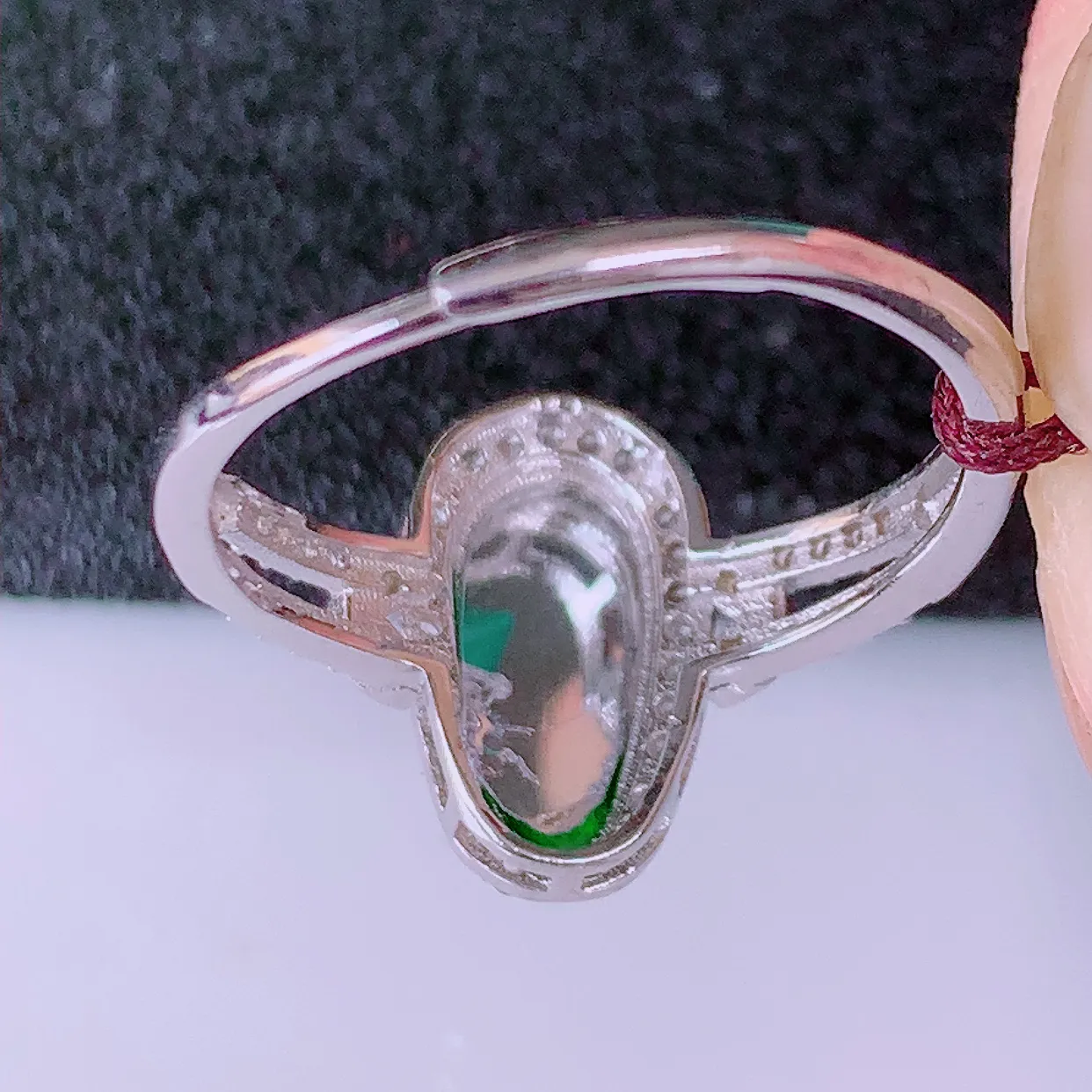 冰透满绿翡翠925银镶嵌福瓜戒指，自然光实拍，翠色灵动，颜色漂亮，种老水足，品相佳，佩戴佳品！#98.13（圈口可调大小）整体25*17.8*6裸石11-5.8