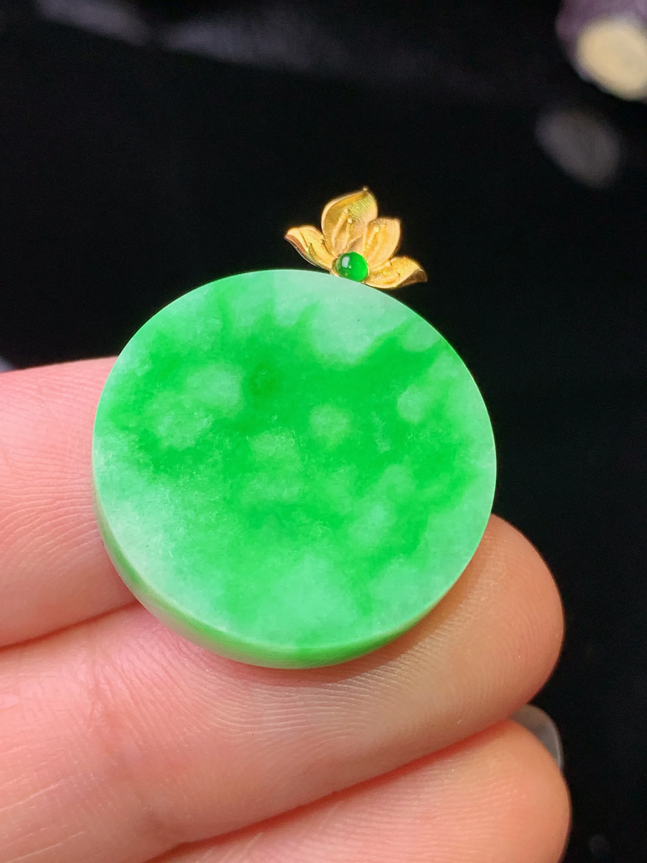 18k金镶嵌翠绿圆牌吊坠 玉质细腻 水润亮眼 色泽艳丽 整体尺寸27*20.5*4.2