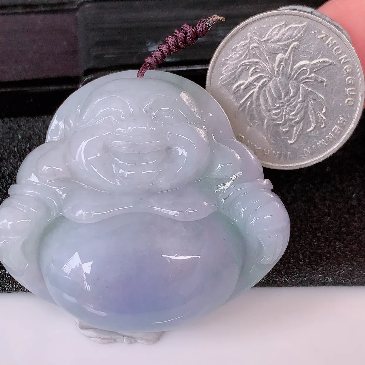 自然光实拍，大件厚装冰润紫罗兰翡翠佛公吊坠，开心笑佛，种老水足，颜色漂亮，立体饱满圆润，佩戴效果赞#41.13