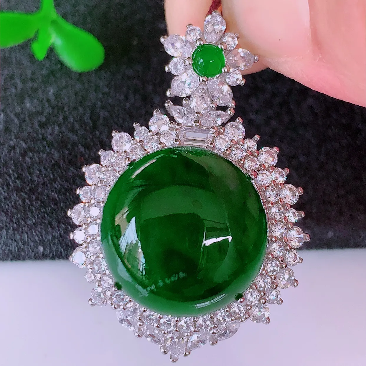 大颗冰透满绿翡翠蛋面925银镶嵌吊坠，自然光实拍，翠色灵动，颜色漂亮，种老水足，品相佳，佩戴佳品！#