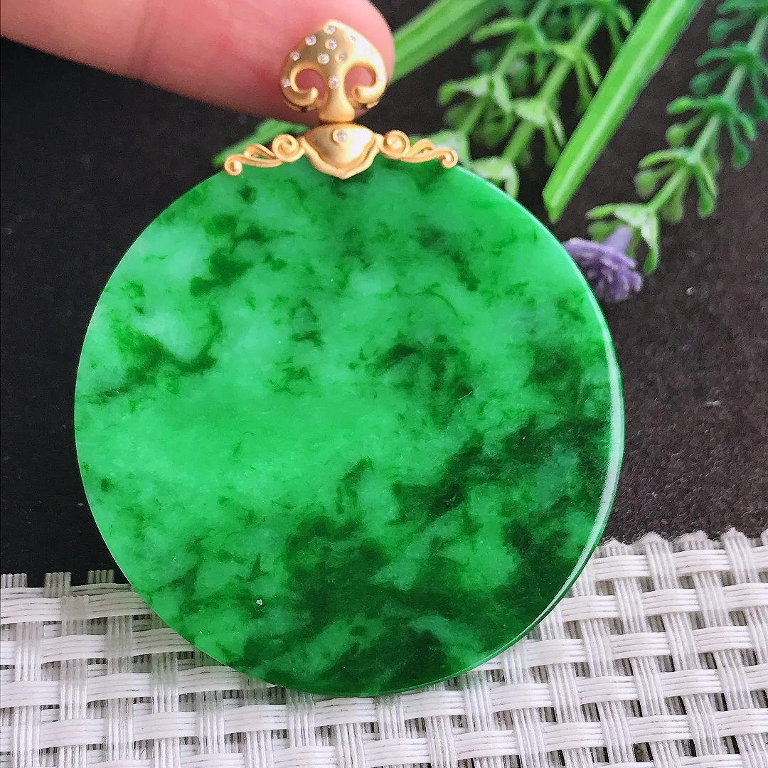 天然A货翡翠52.8/2.1老坑18k金镶嵌精美满绿辣阳绿无事牌吊坠翡翠挂件