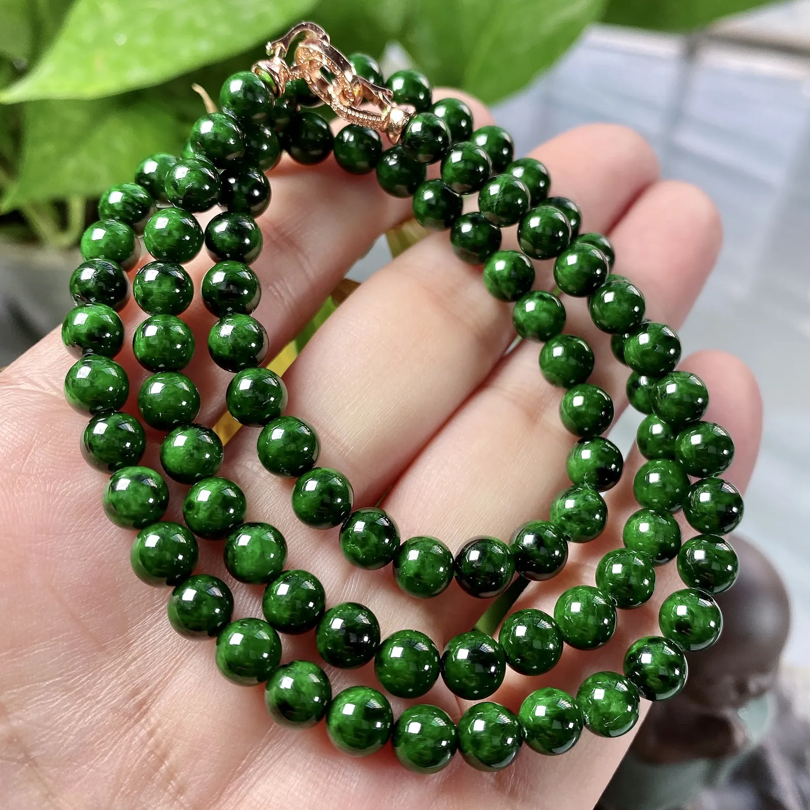 缅甸天然翡翠A货，卡6.8水润辣绿圆珠项链手链，尺寸：6.8mm/88颗，长度580mm，重量：46.00g