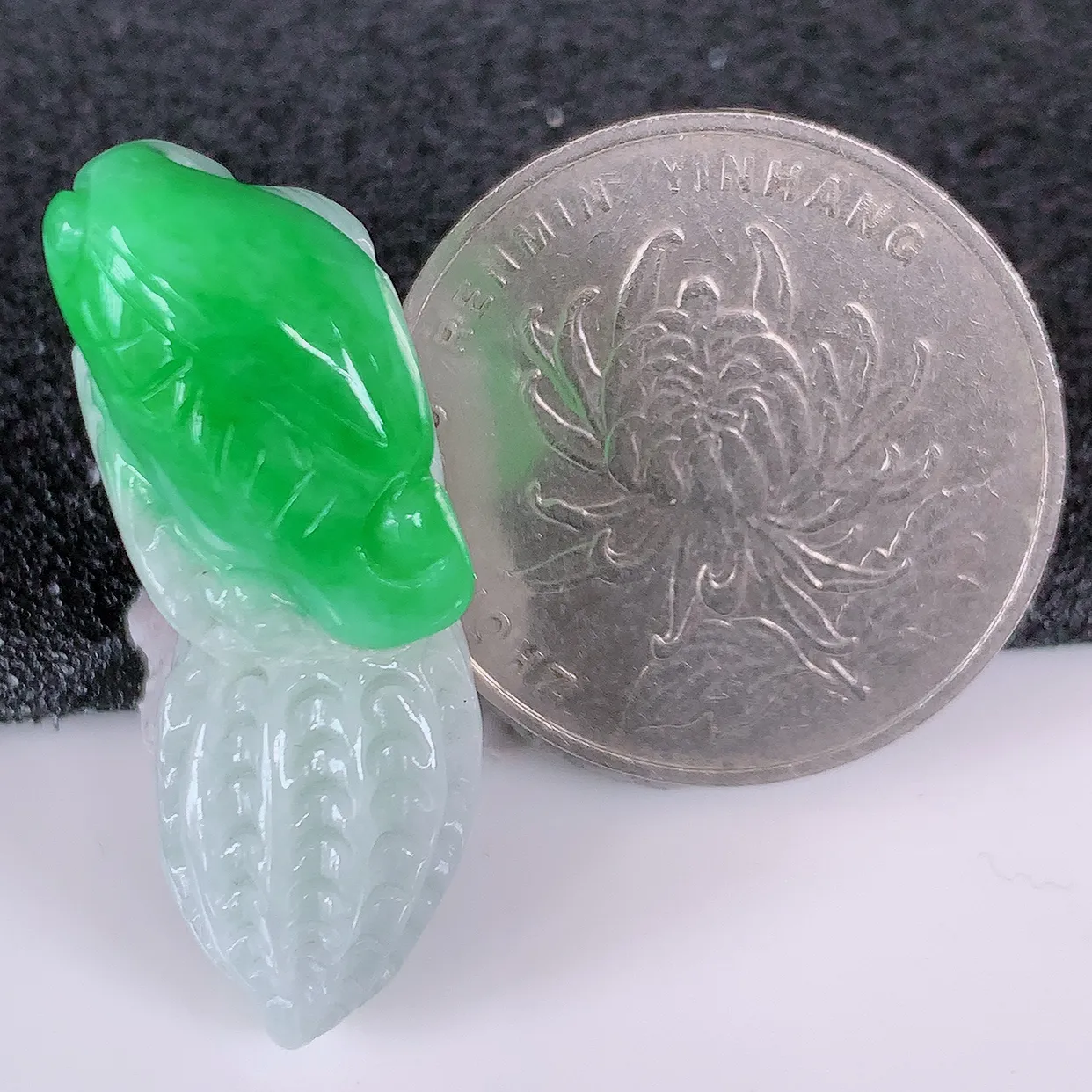 自然光实拍，飘绿生意兴隆花生翡翠吊坠，生意兴隆 ，招财纳福 ，财源滚滚来 ，种水足，雕工精湛，配戴时尚！#85.13