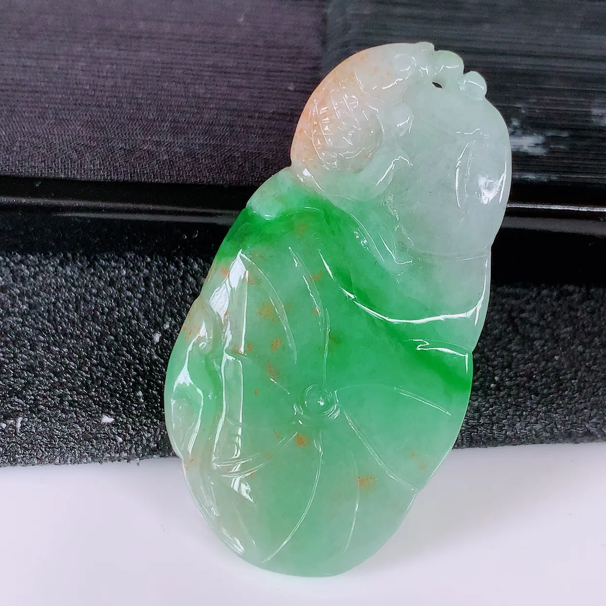 自然光实拍，冰润黄加绿翡翠荷叶鱼、和和美美玉坠，财源广进，自然隐逸、荷本是素不着尘之物，有和美之寓意。#05.13