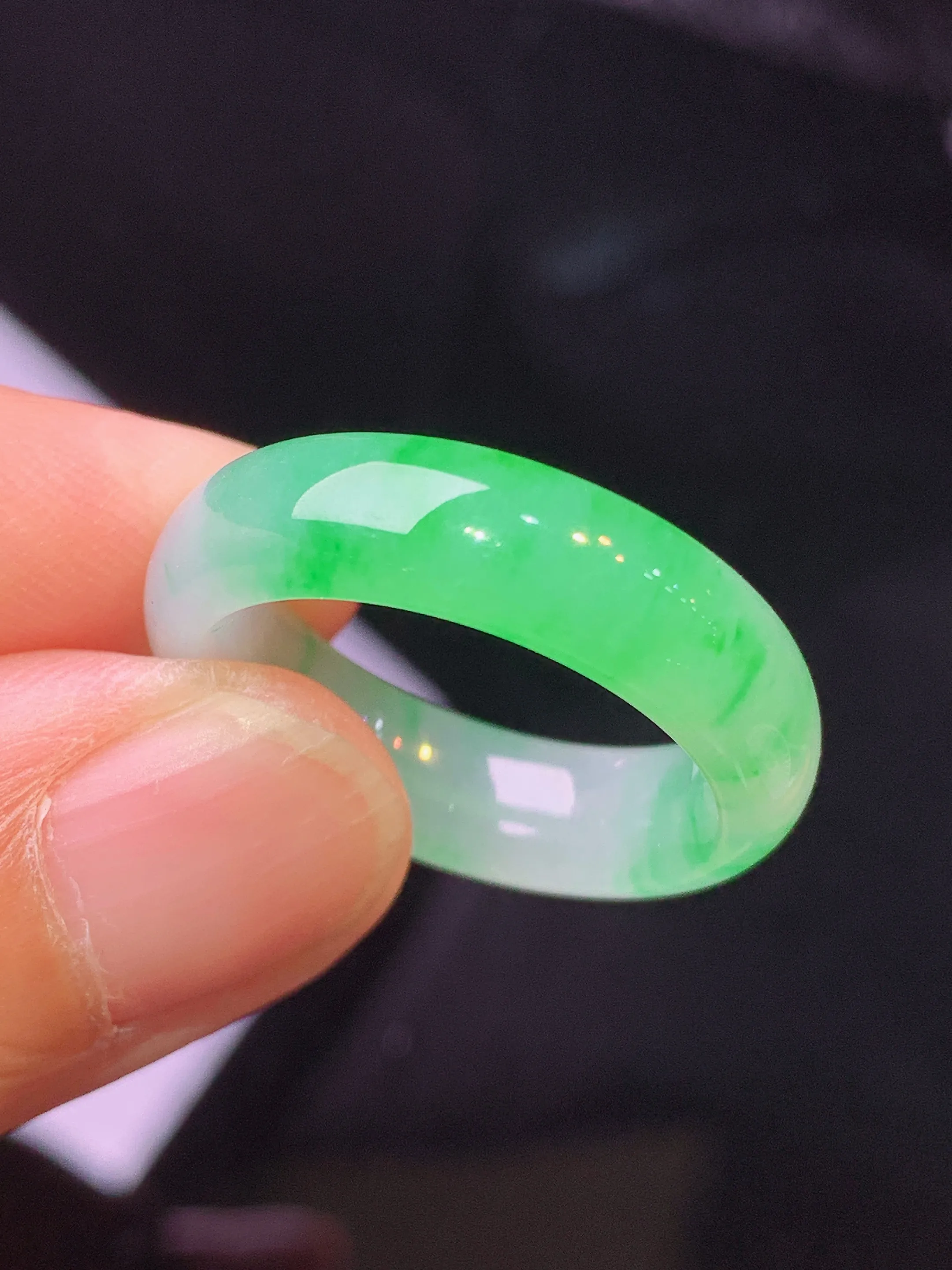 飘绿指环 玉质细腻 水润亮眼 色泽艳丽 圈口14 整体尺寸24.5*5.8*3.6
