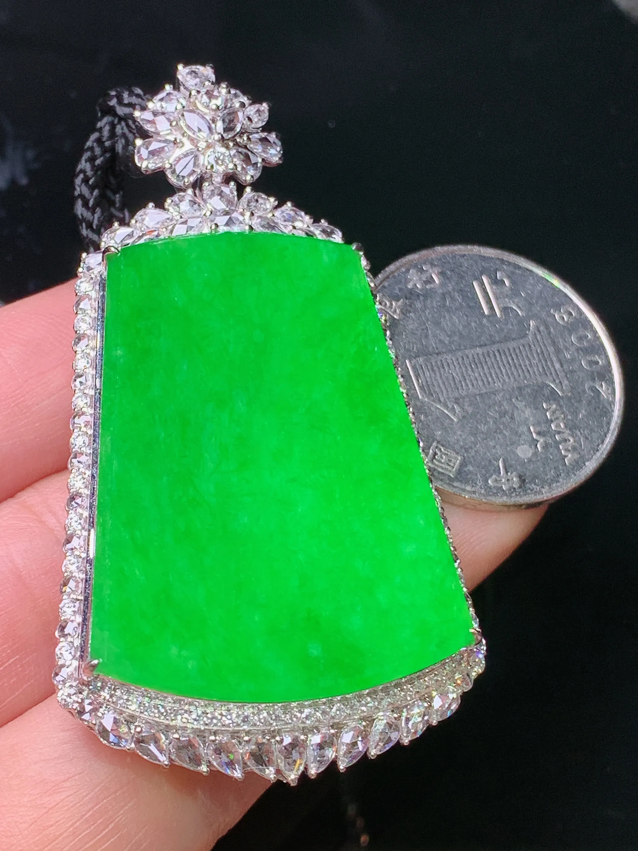 18k金钻镶嵌满绿无事牌吊坠 玉质细腻 水润亮眼 色泽艳丽 整体尺寸60*32.8*12