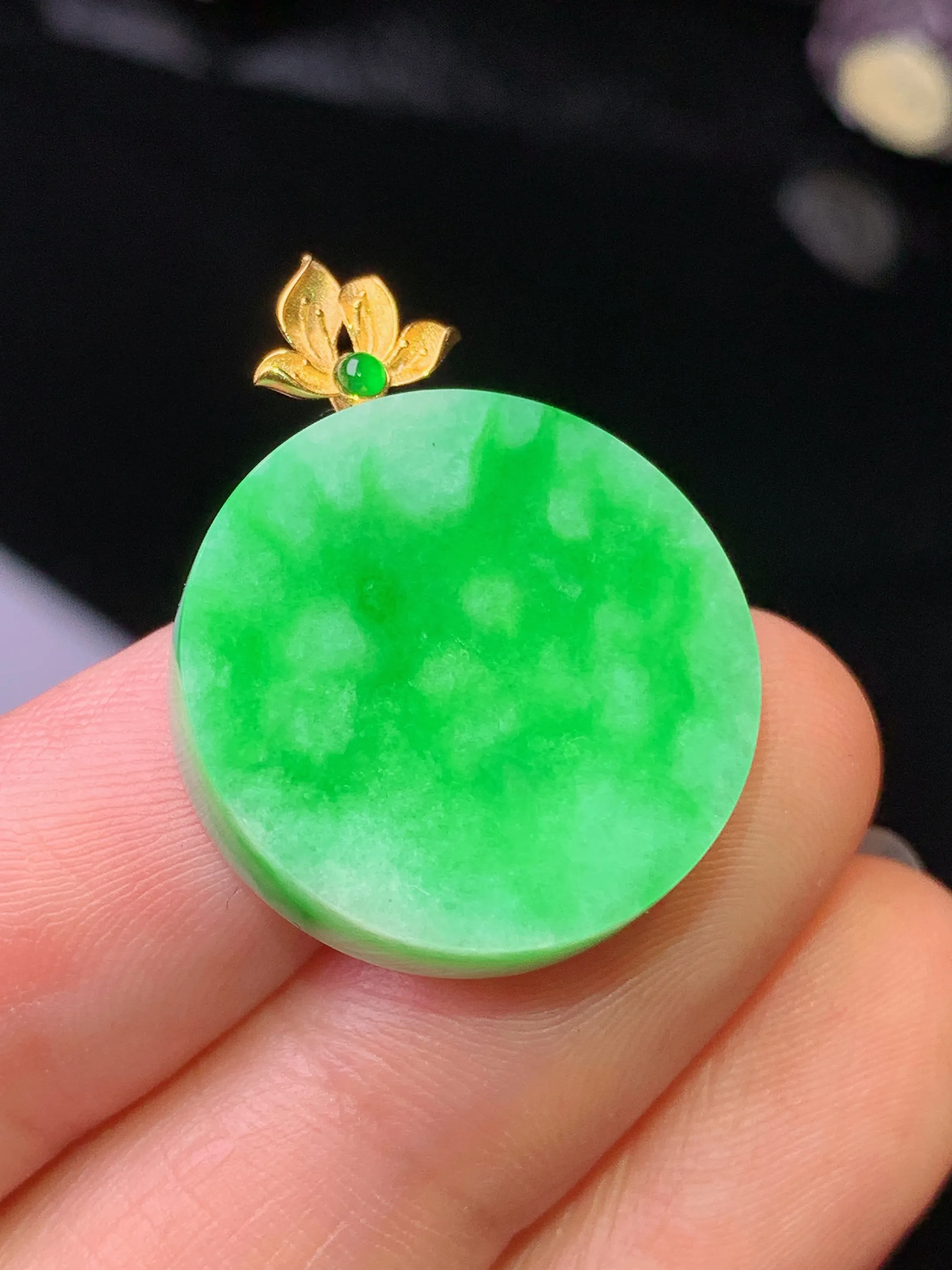 18k金镶嵌翠绿圆牌吊坠 玉质细腻 水润亮眼 色泽艳丽 整体尺寸27*20.5*4.2