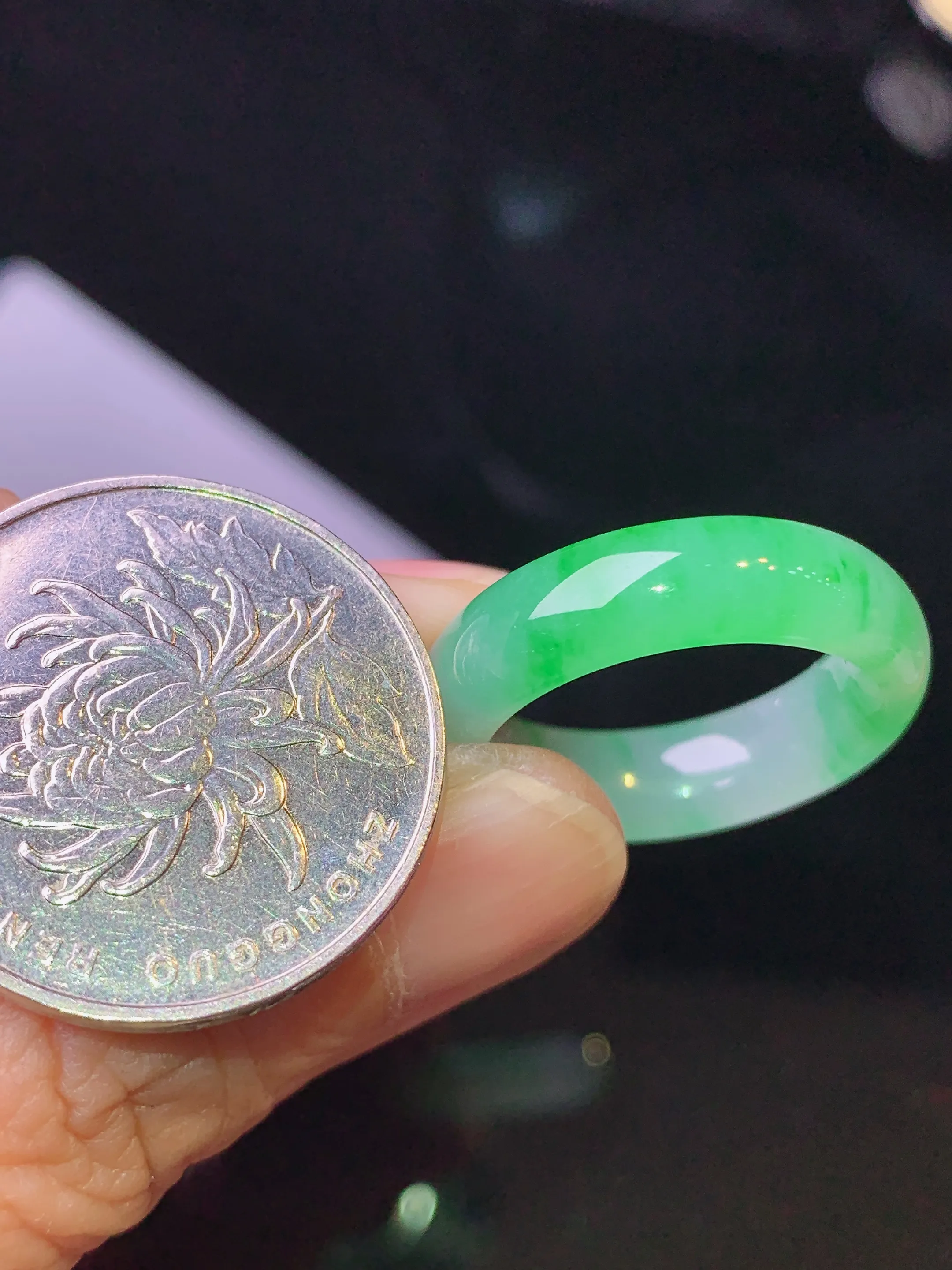 飘绿指环 玉质细腻 水润亮眼 色泽艳丽 圈口14 整体尺寸24.5*5.8*3.6