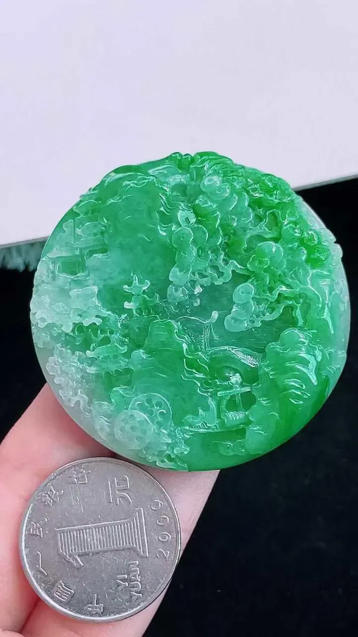 【翡翠名称】老坑种冰阳绿山水牌厚装挂件
【翡翠尺寸】直径厚度49.7/11.3mm
【翡翠描述】宝贝种老水足，玉质细腻，色泽靓丽，性价比高，佩戴效果好！
【其它赠送】权威证书/精美挂绳/盒子/支持全国复检(七天无理由退换货买家只须付来回邮费即可）