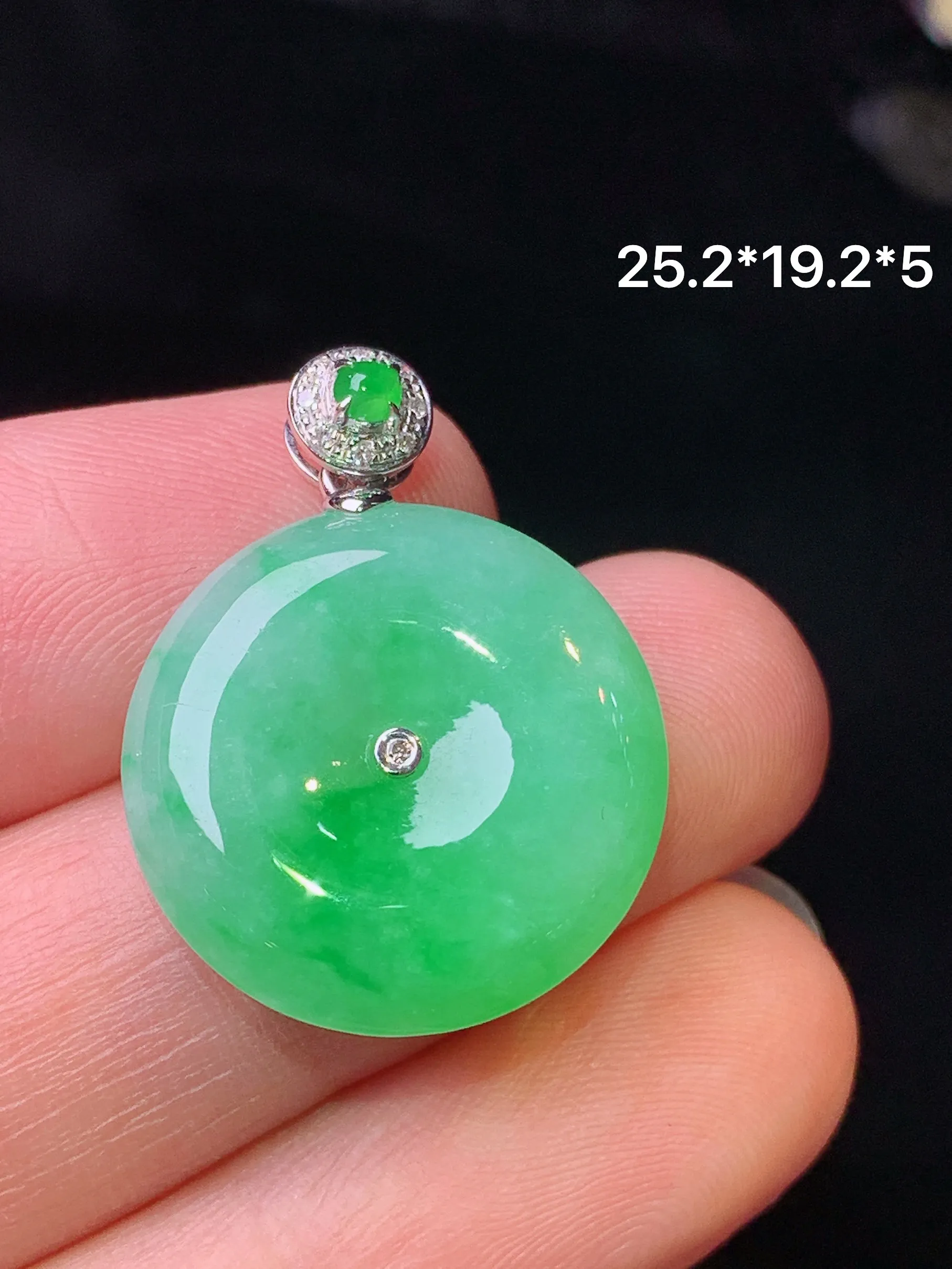 18k金钻镶嵌翠绿平安扣吊坠 玉质细腻 水润亮眼 色泽艳丽 整体尺寸25.2*19.2*5