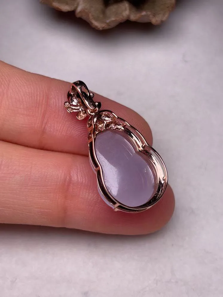 冰糯种淡紫葫芦吊坠、真金真钻镶嵌，种水好，玉质细腻 .裸石尺寸  15.5*11.5