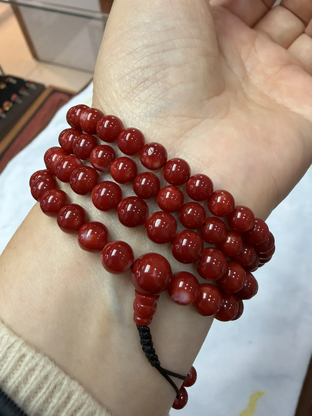 【天然日本阿卡赤血牛血红珊瑚7mm圆珠108粒佛珠链】可遇不可求！项链手链两用款！日本产地，阿卡材料，赤血牛血红颜色，光泽柔润透亮，直径约6-7mm，重量46.08克，珊瑚本为佛教珍宝，来自深海千年生长，有生长纹，属于有机宝石，气场强大，稀少珍贵！每粒均为天然无添加无修补！少虫眼少白芯！收藏精品！传承宝贝！