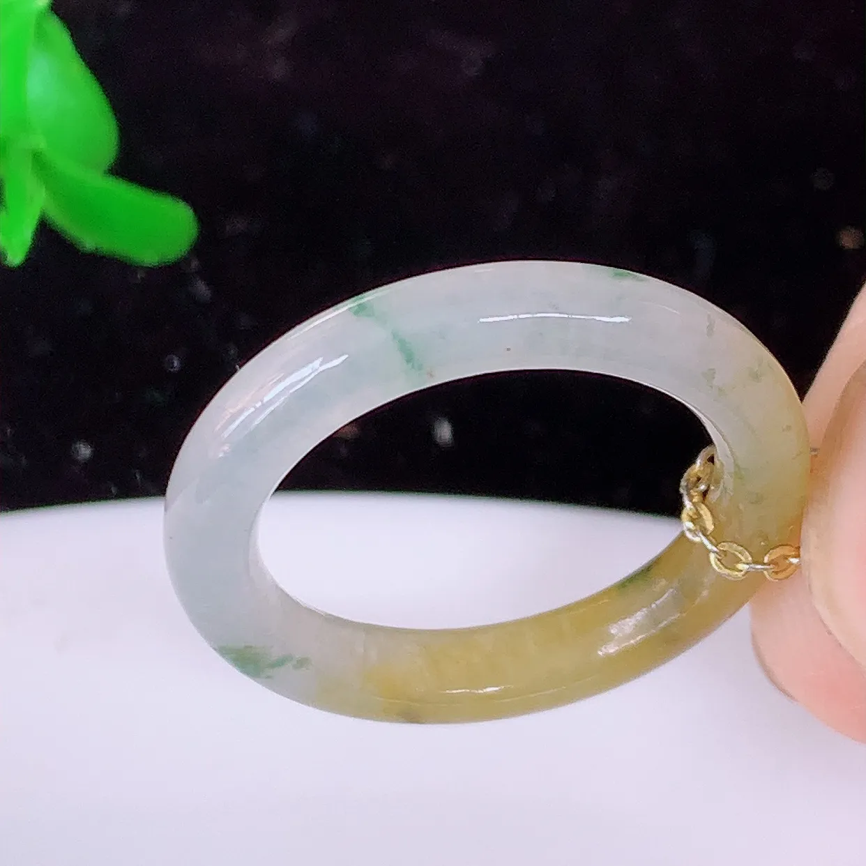 自然光实拍，17.mm内径冰种黄加绿翡翠指环，玉戒指，玉质莹润，好精美好冰润的指环，14圈口，上手纤巧！#1.13