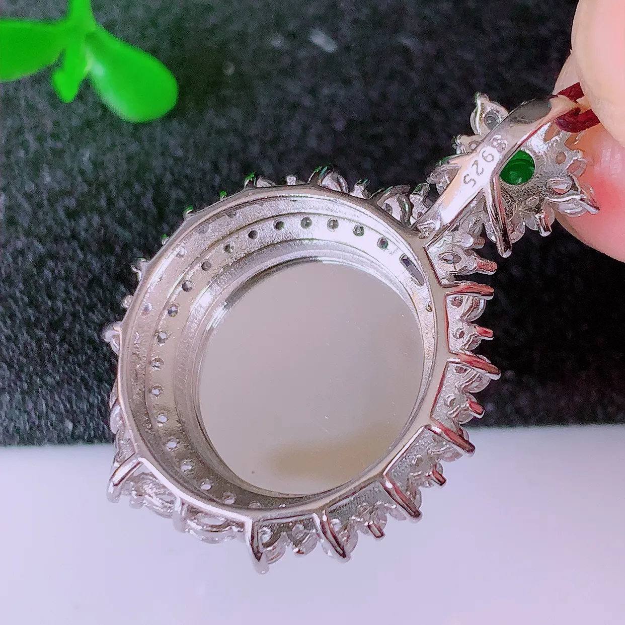 大颗冰透满绿翡翠蛋面925银镶嵌吊坠，自然光实拍，翠色灵动，颜色漂亮，种老水足，品相佳，佩戴佳品！#98.13整体33*22.8*12裸石15-15