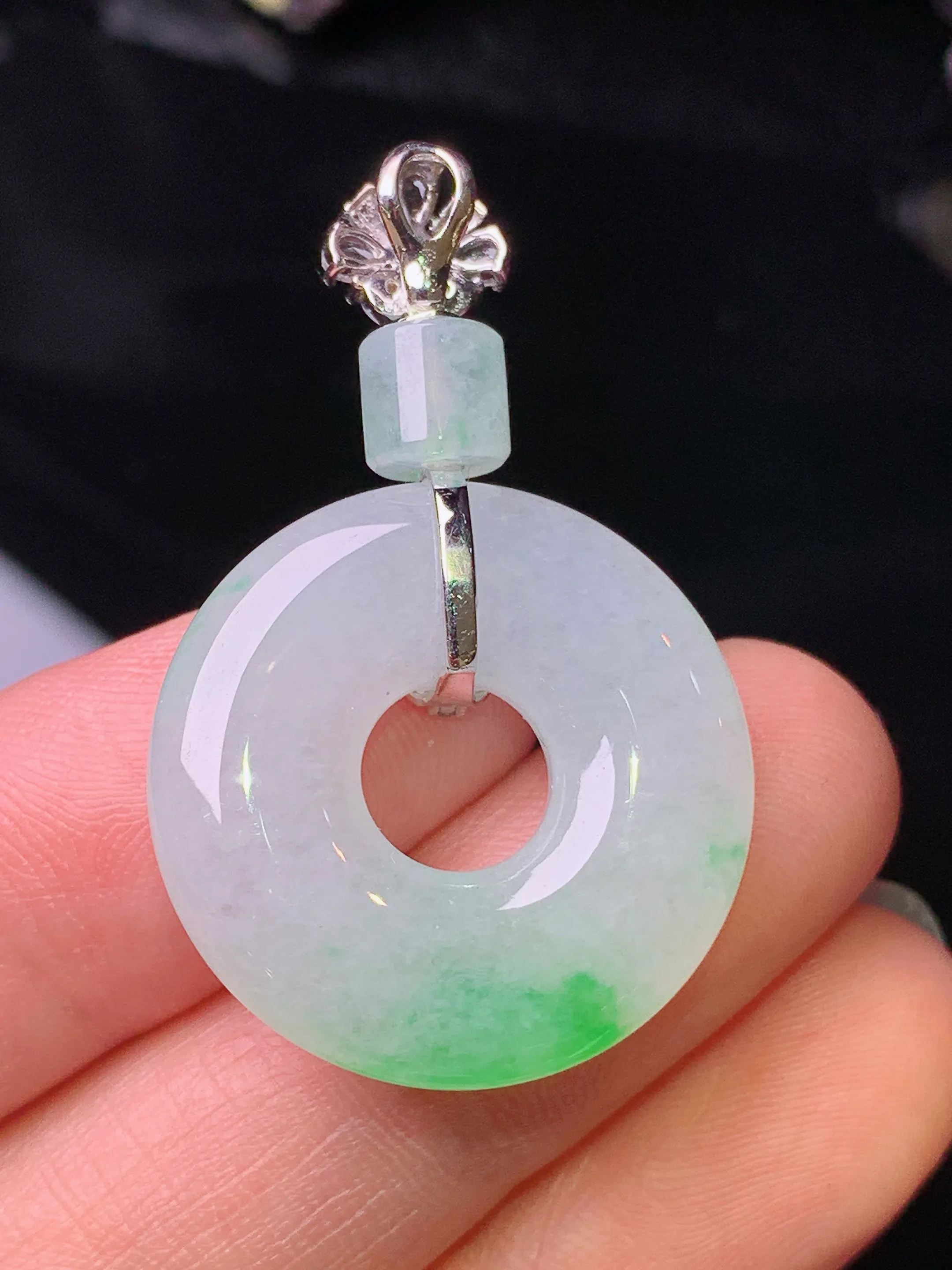 18k金钻镶嵌飘绿平安环吊坠 玉质细腻 水润亮眼 色泽艳丽 整体尺寸37.2*23.3*5.2