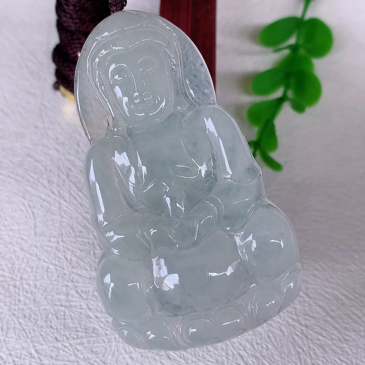 自然光实拍，大件厚装冰种翡翠观音菩萨吊坠，净瓶观音，冰透亮泽，美观亮丽，观音面相端庄#46.13