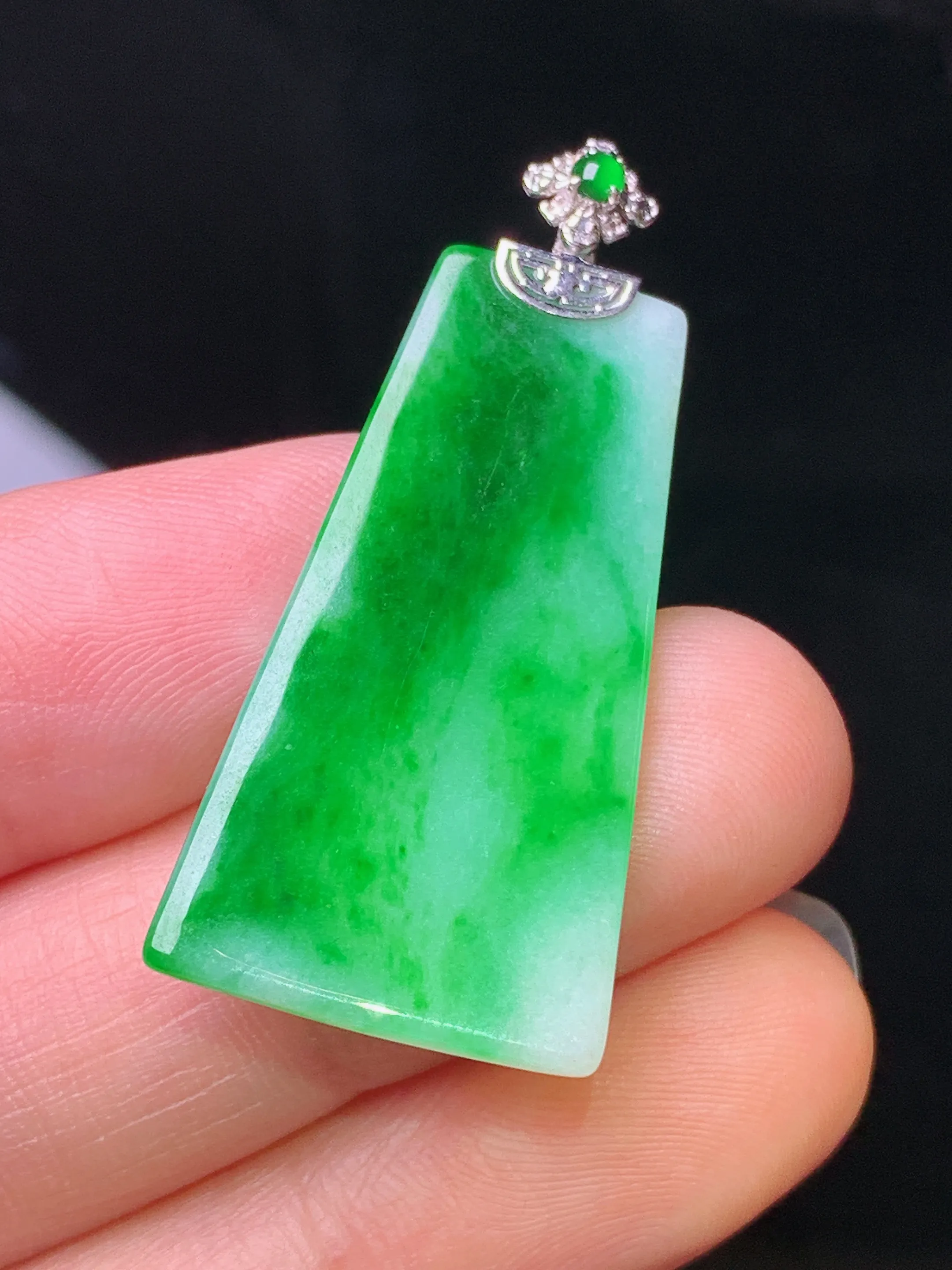 18k金钻镶嵌翠绿无事牌吊坠 玉质细腻 水润亮眼 色泽艳丽 整体尺寸32.5*17*2.6