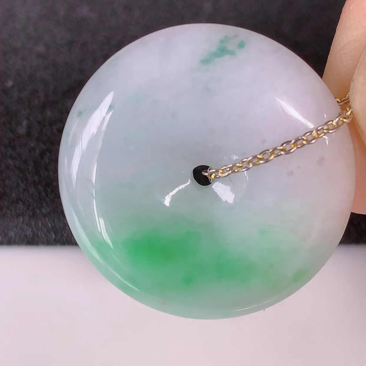 自然光实拍，冰润飘绿翡翠平安扣吊坠，形体饱满圆润，平安扣肥嘟嘟的，平平安安，种水很好，配戴精美！#57.13