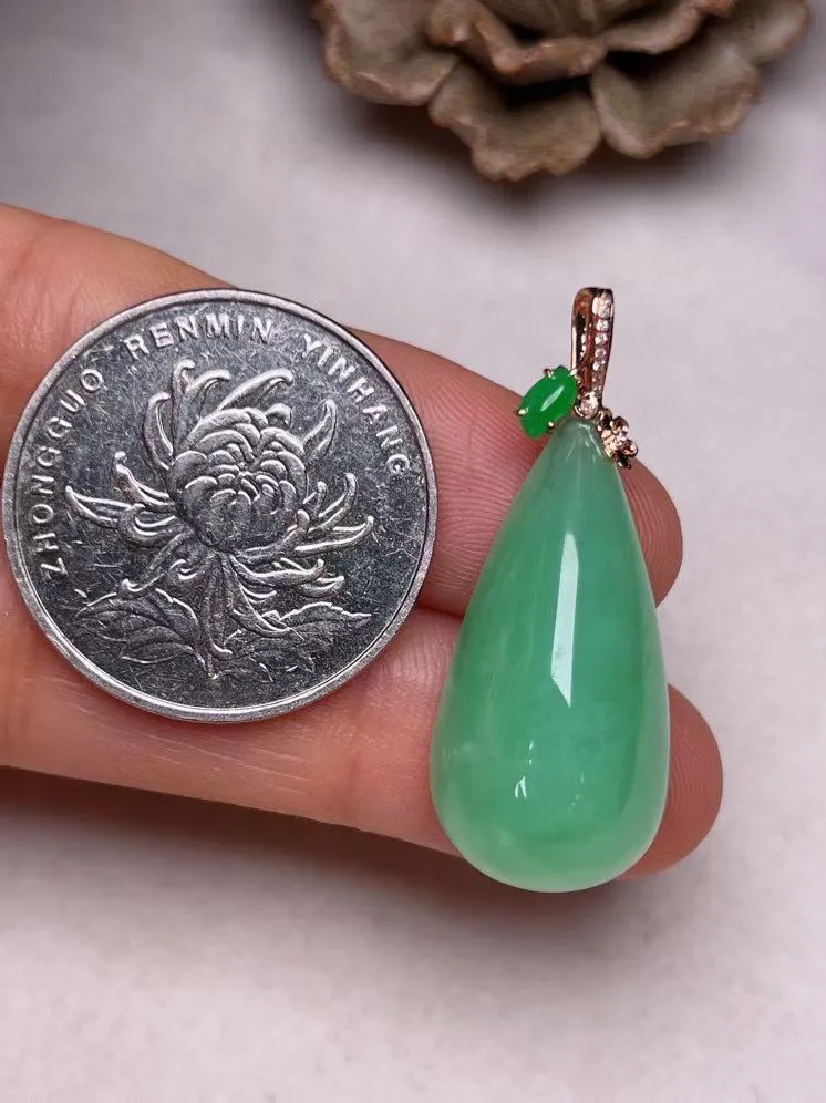 冰糯种晴绿滴水吊坠、真金真钻镶嵌，种水好，玉质细腻 .裸石尺寸 28.3*14.0