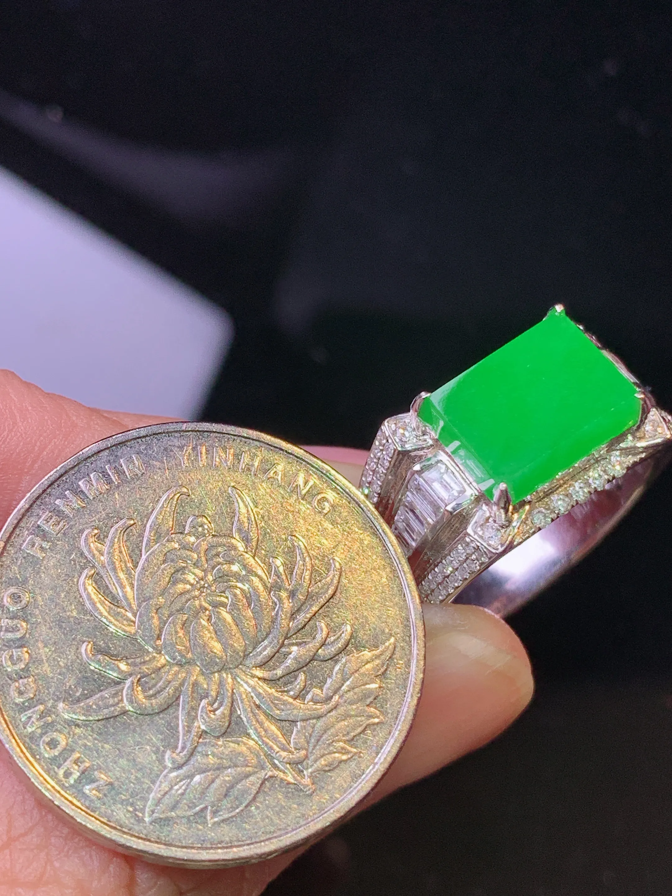 18k金钻镶嵌满绿马鞍戒指 玉质细腻 水润亮眼 色泽艳丽 圈口17.5 裸石尺寸7.5*9.8*3.5