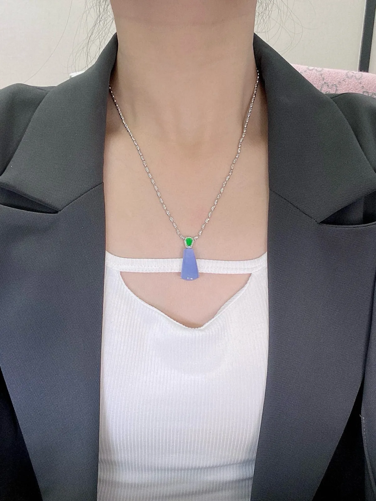 【冰种紫无事柱吊坠】质地细腻，光泽度不错，18k金钻镶嵌，裸石尺寸20.5*11.7*4.8毫米