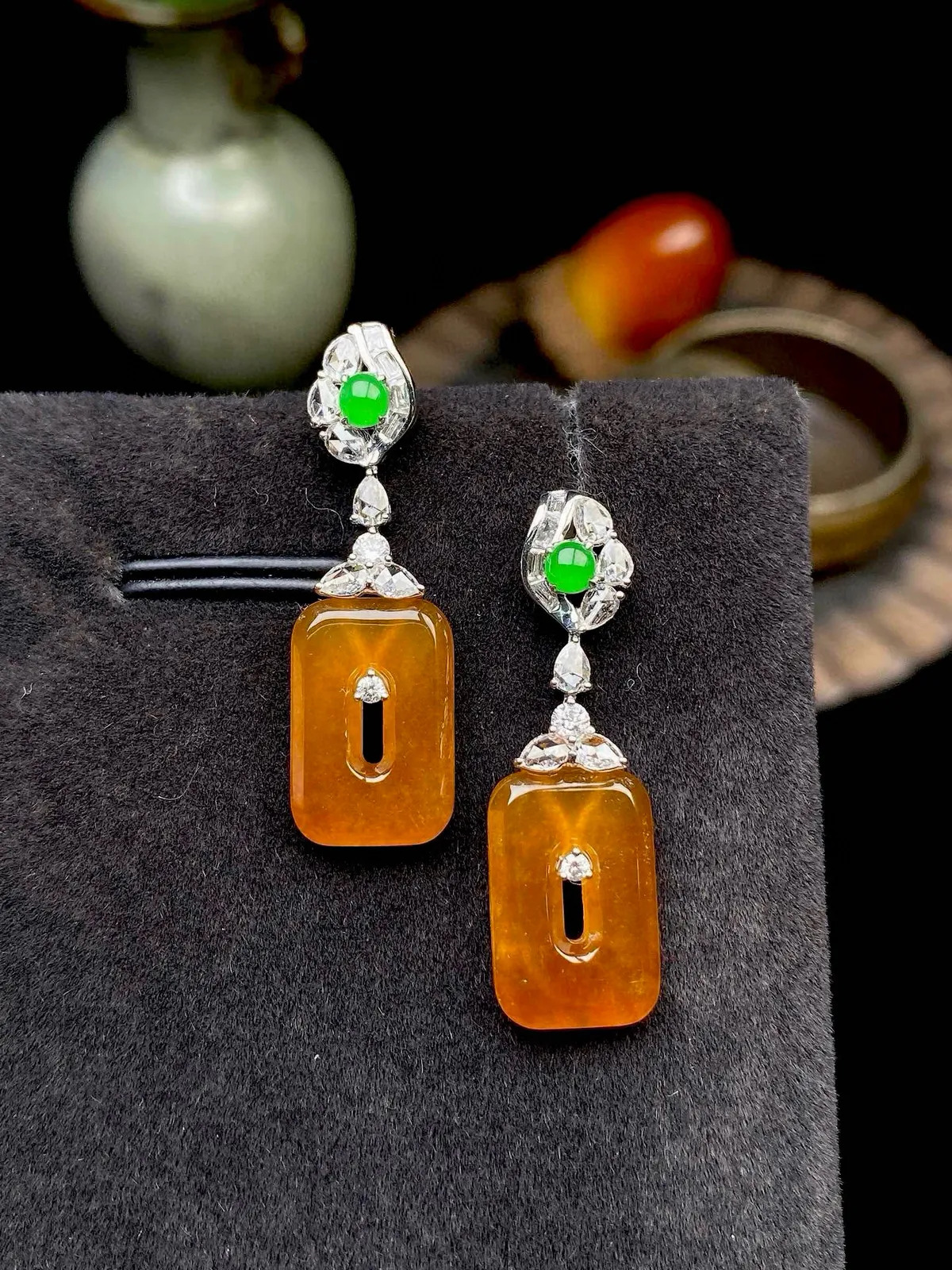 【冰种黄翡方糖耳坠】质地细润，起刚起荧光，18K金钻镶嵌，裸石尺寸13.7*9*2.6毫米