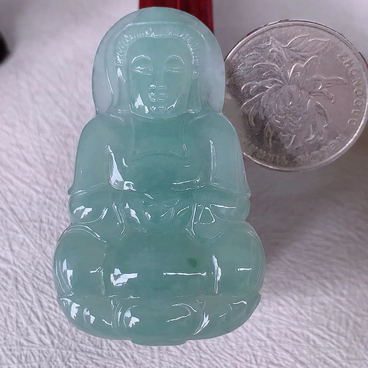 自然光实拍，冰种飘花翡翠观音菩萨吊坠，赐福观音，玉润通透，慈祥端庄！#85.13