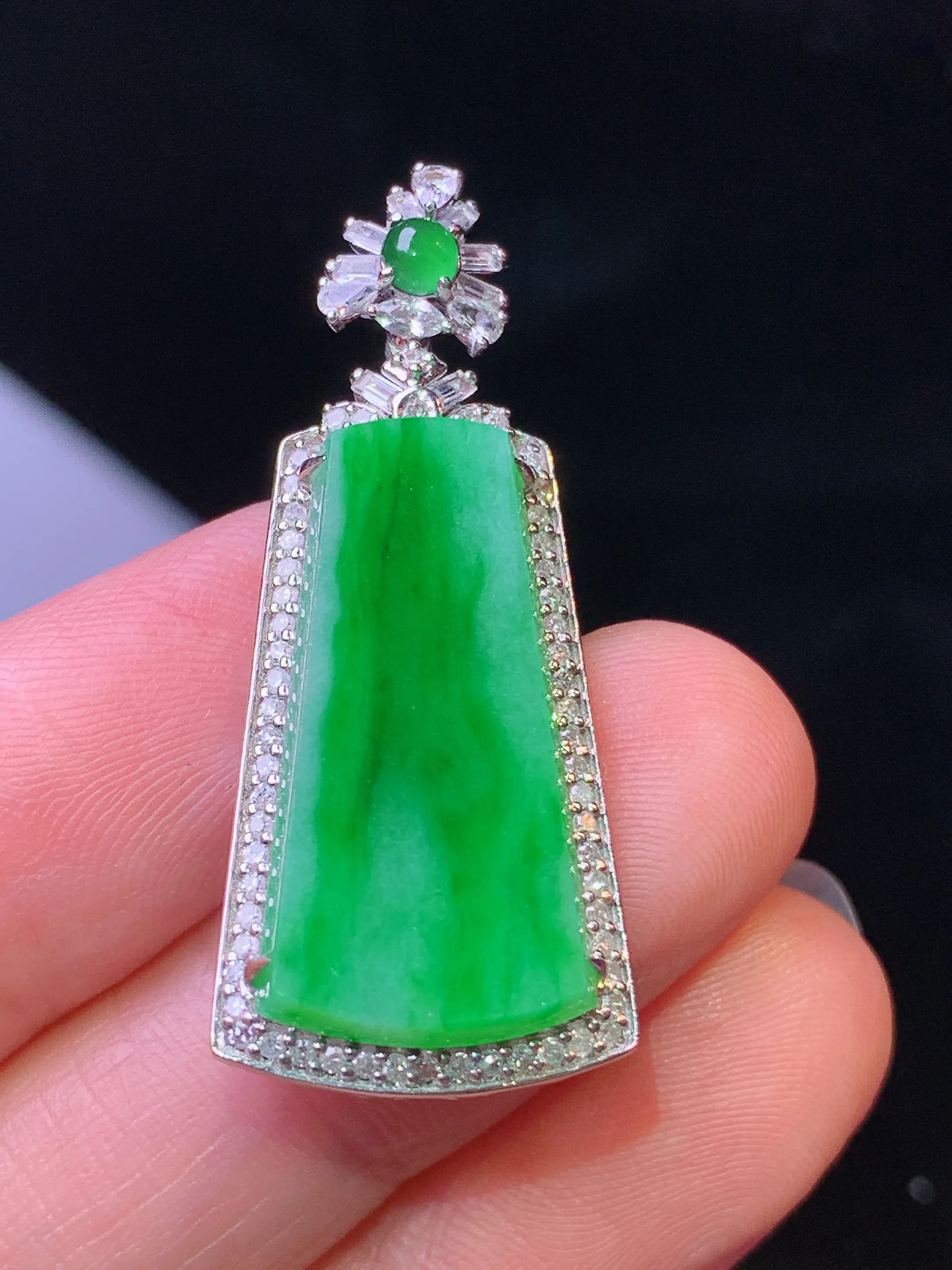 18k金钻镶嵌翠绿无事牌吊坠 玉质细腻 水润亮眼 色泽艳丽 整体尺寸36.2*15.2*6.2