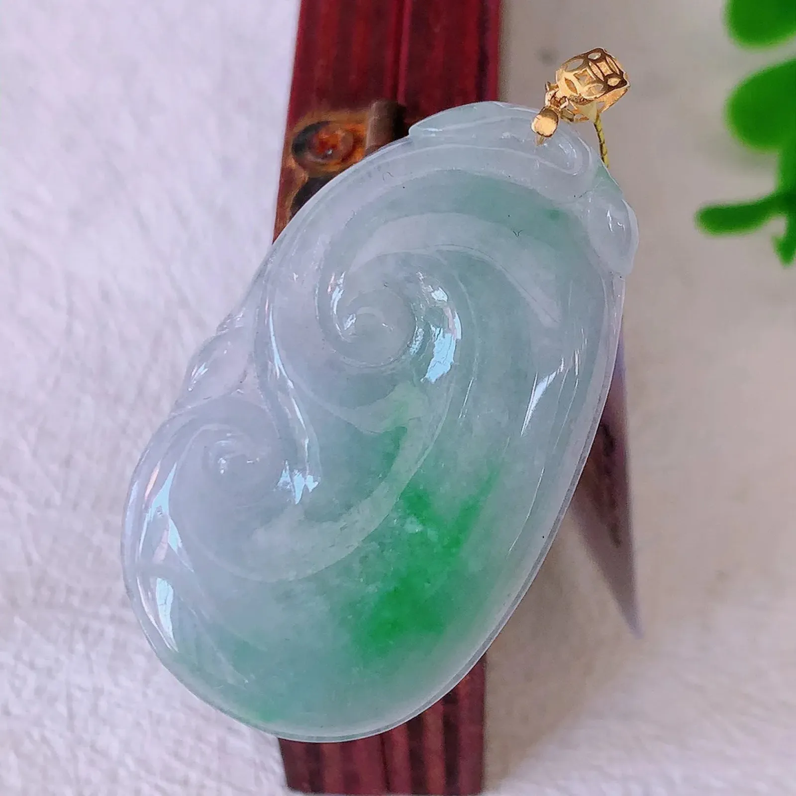 18K金镶嵌冰春带彩翡翠如意吊坠，简单的镶嵌设计、让玉坠百搭又精致，寓意着吉祥，事事如意！#35.13