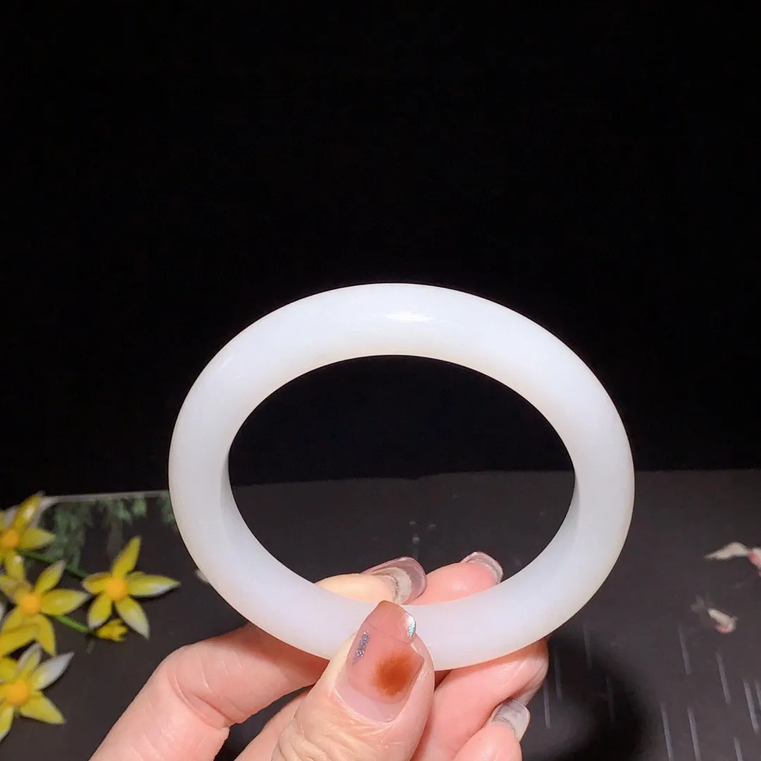 和田玉55圈口羊脂白手镯！玉质细腻油润 底色纯净 无裂无杂 脂粉好，品质好！