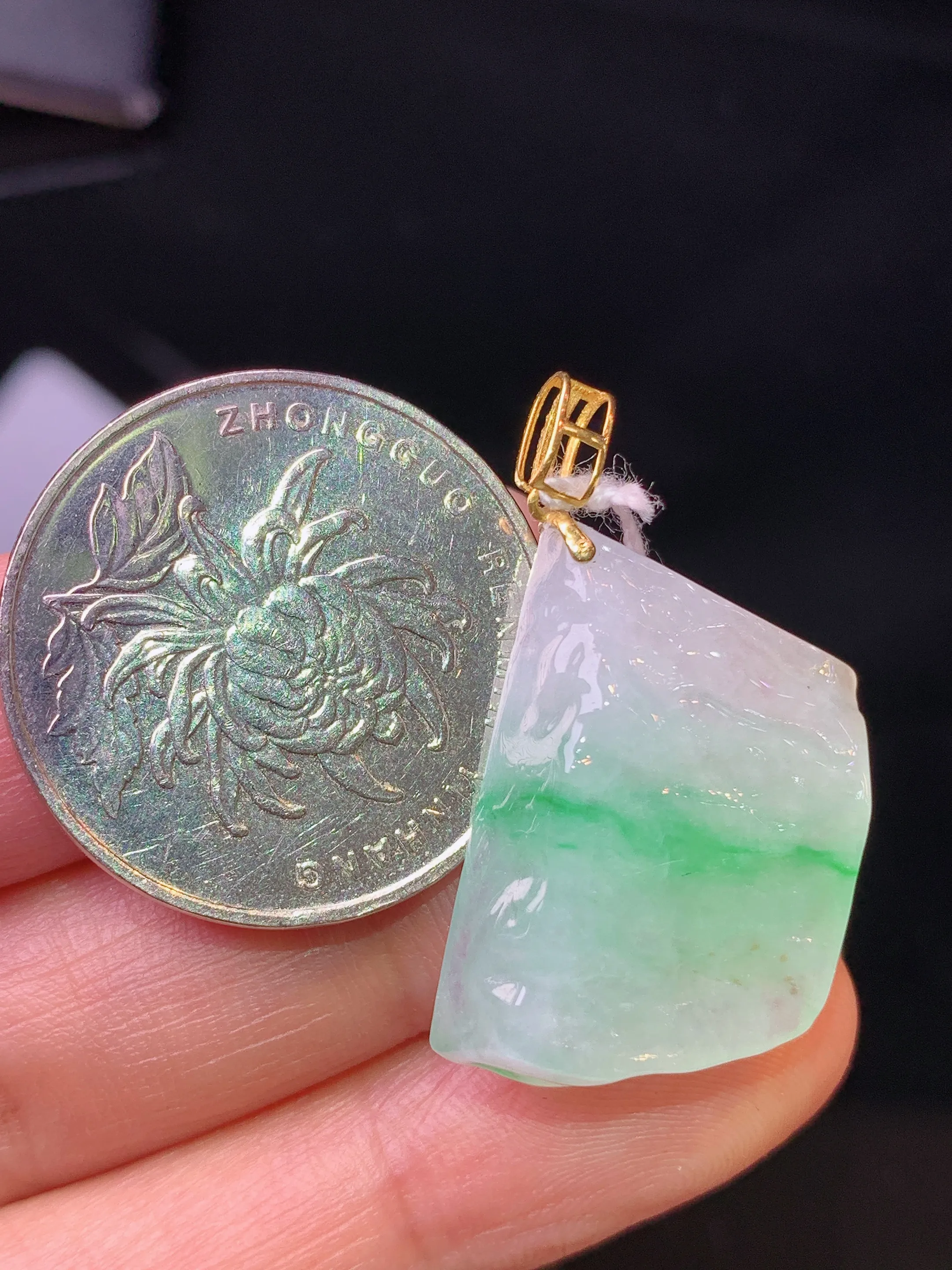 18k金镶嵌飘绿随形吊坠 玉质细腻 水润亮眼 色泽艳丽 整体尺寸31.6*16.8*5.7