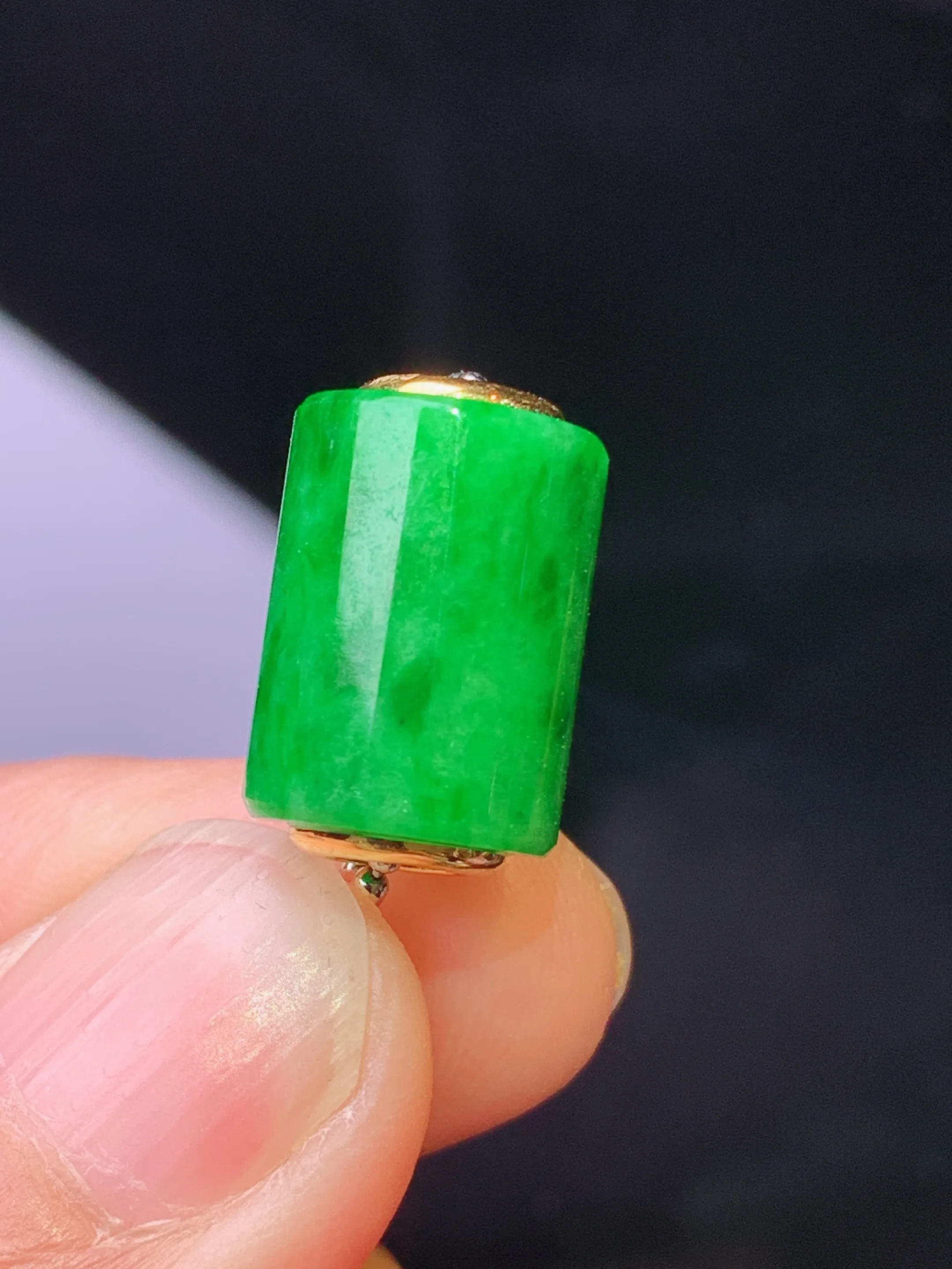 18k金镶嵌翠绿路路通吊坠 玉质细腻 水润亮眼 色泽艳丽 整体尺寸10*10*13.2