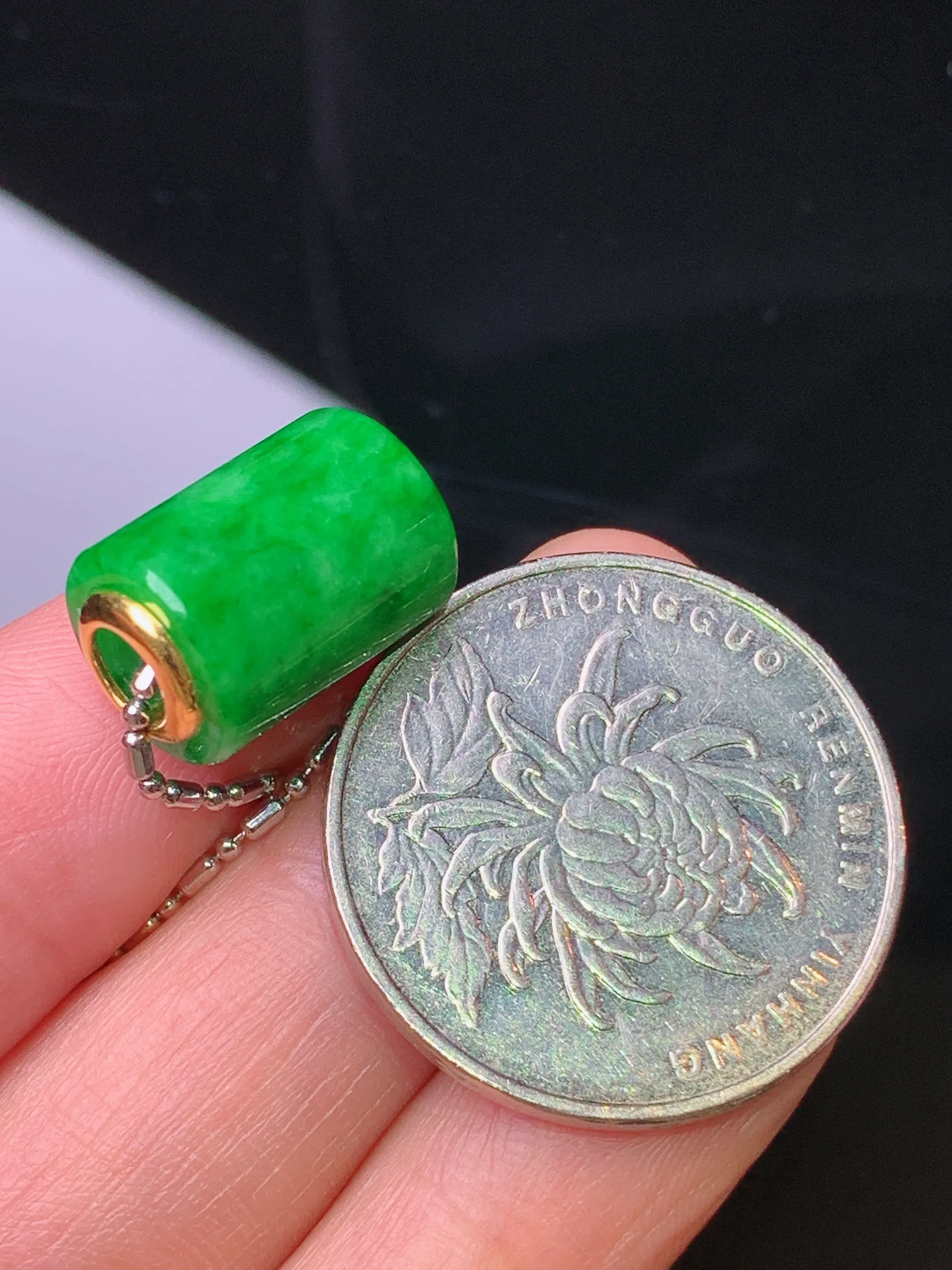 18k金镶嵌翠绿路路通吊坠 玉质细腻 水润亮眼 色泽艳丽 整体尺寸10*10*13.2