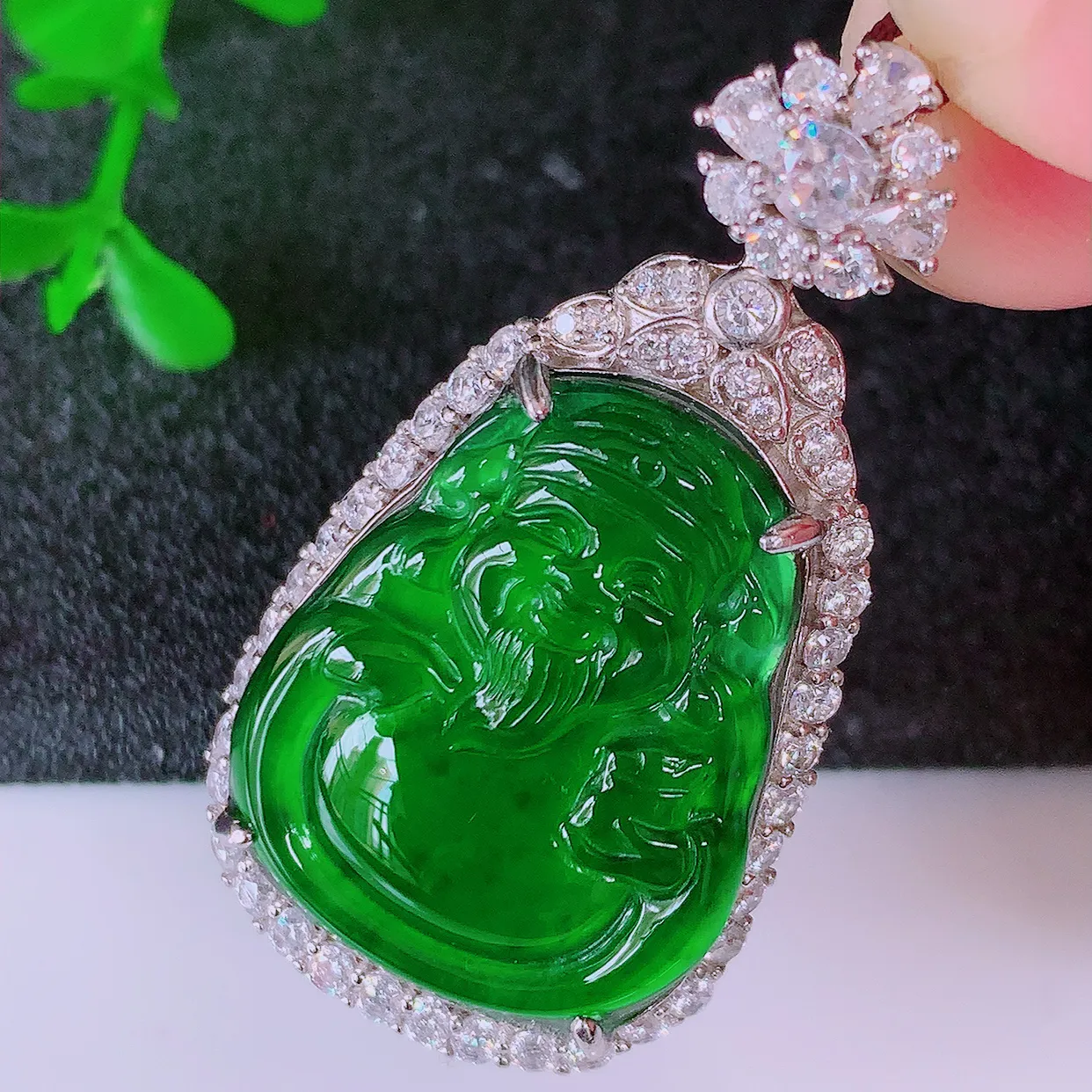 冰透满绿翡翠925银镶嵌财神爷吊坠，自然光实拍，翠色灵动，颜色漂亮，种老水足，品相佳，佩戴佳品！#98.13整体39.5*21*9裸石23*18.5