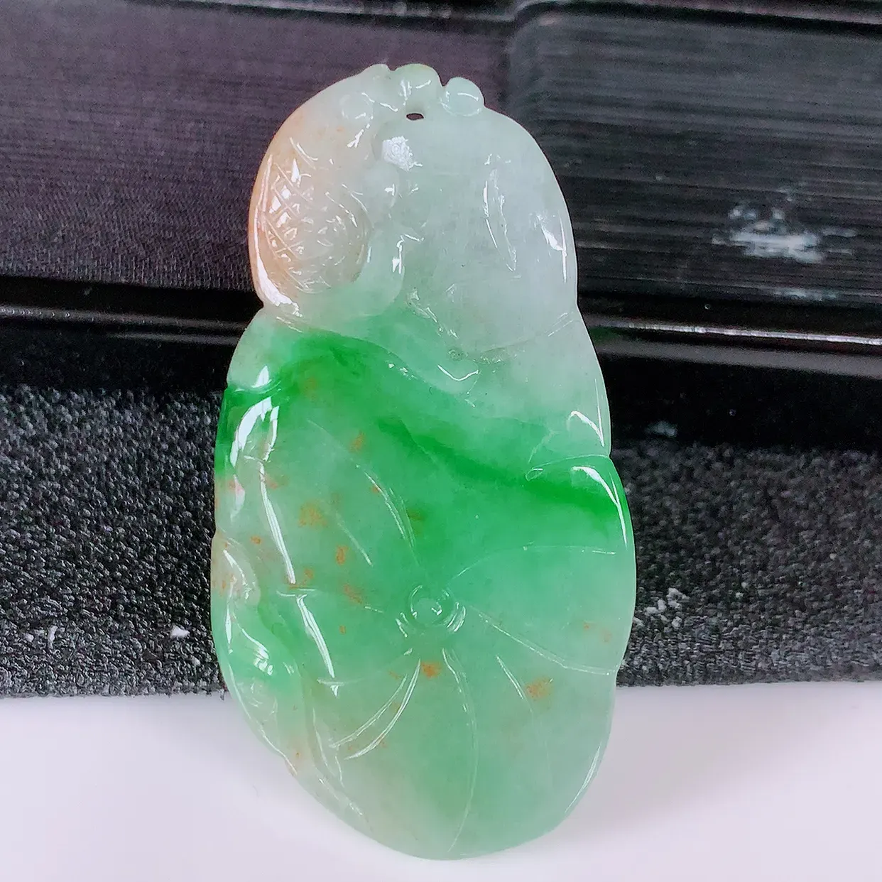 自然光实拍，冰润黄加绿翡翠荷叶鱼、和和美美玉坠，财源广进，自然隐逸、荷本是素不着尘之物，有和美之寓意。#05.13