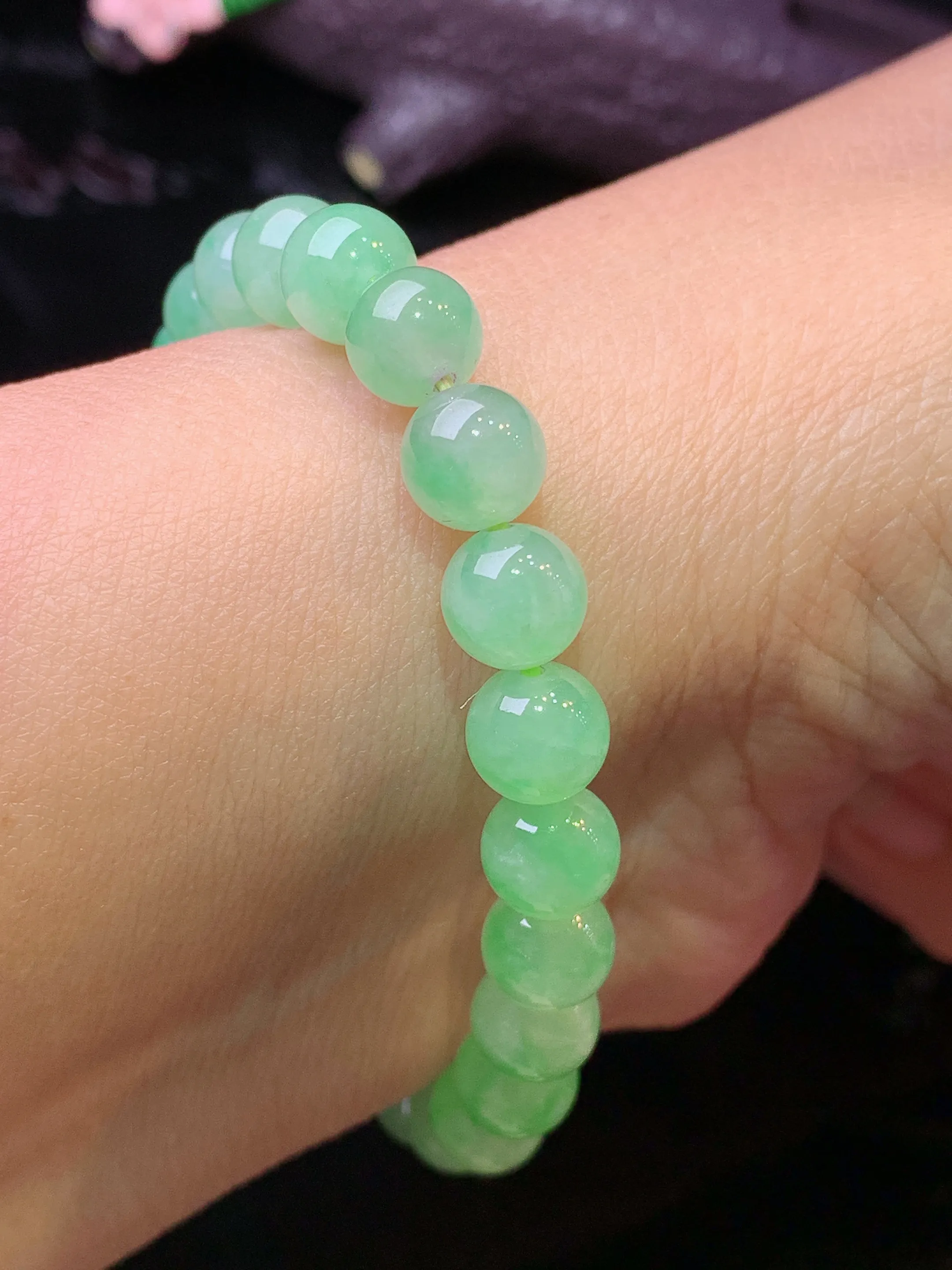 冰甜阳绿圆珠手链 玉质细腻 水润亮眼 色泽艳丽 整体尺寸7.3