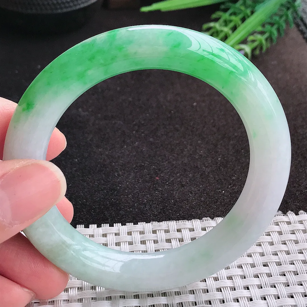 天然A货翡翠56.5/11.4/11.1老坑精美温润飘阳绿圆条手镯玉镯