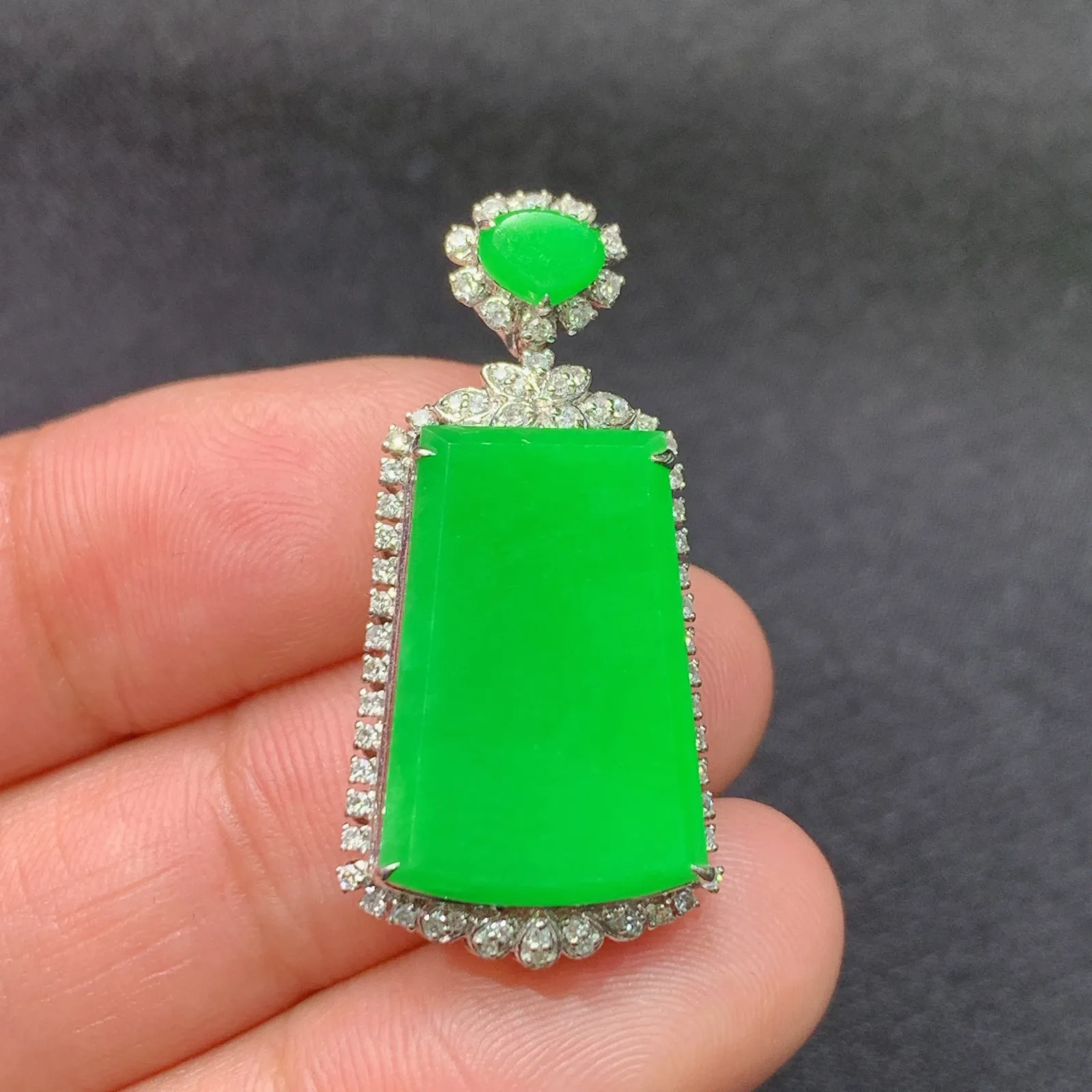 阳绿无事牌吊坠，18k金镶嵌，冰润色阳，种老水足 Dd 尺寸31.4*15.4*8.3