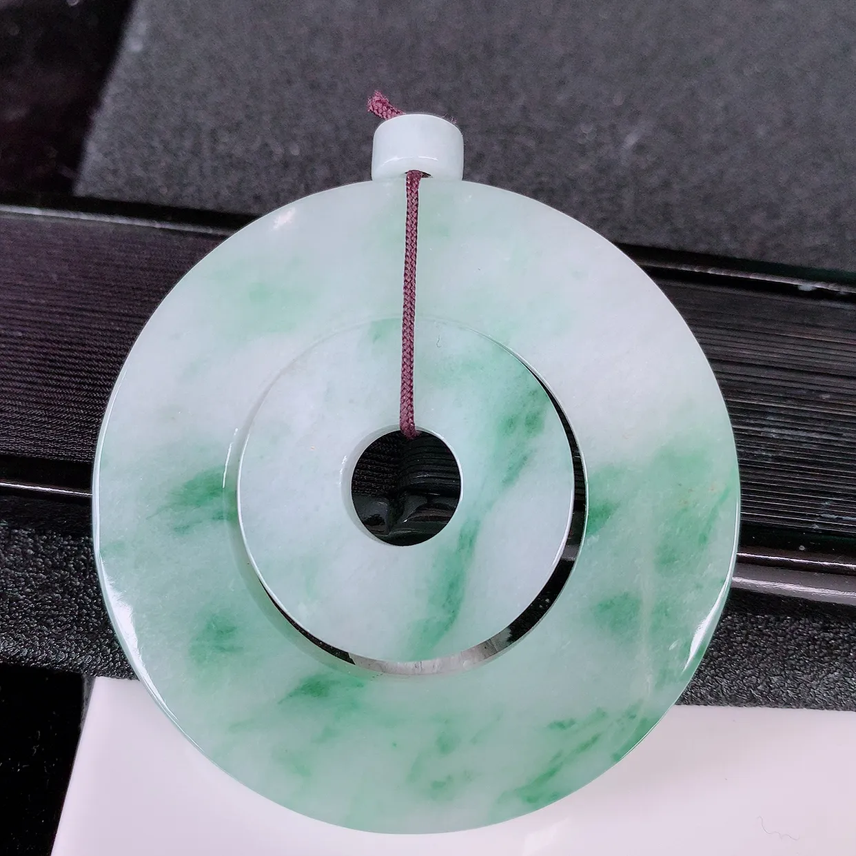 自然光实拍，冰润飘花翡翠平安母子扣吊坠，种老水足，雕工精湛 ，寓意美好，佩戴时尚出众！#85.13