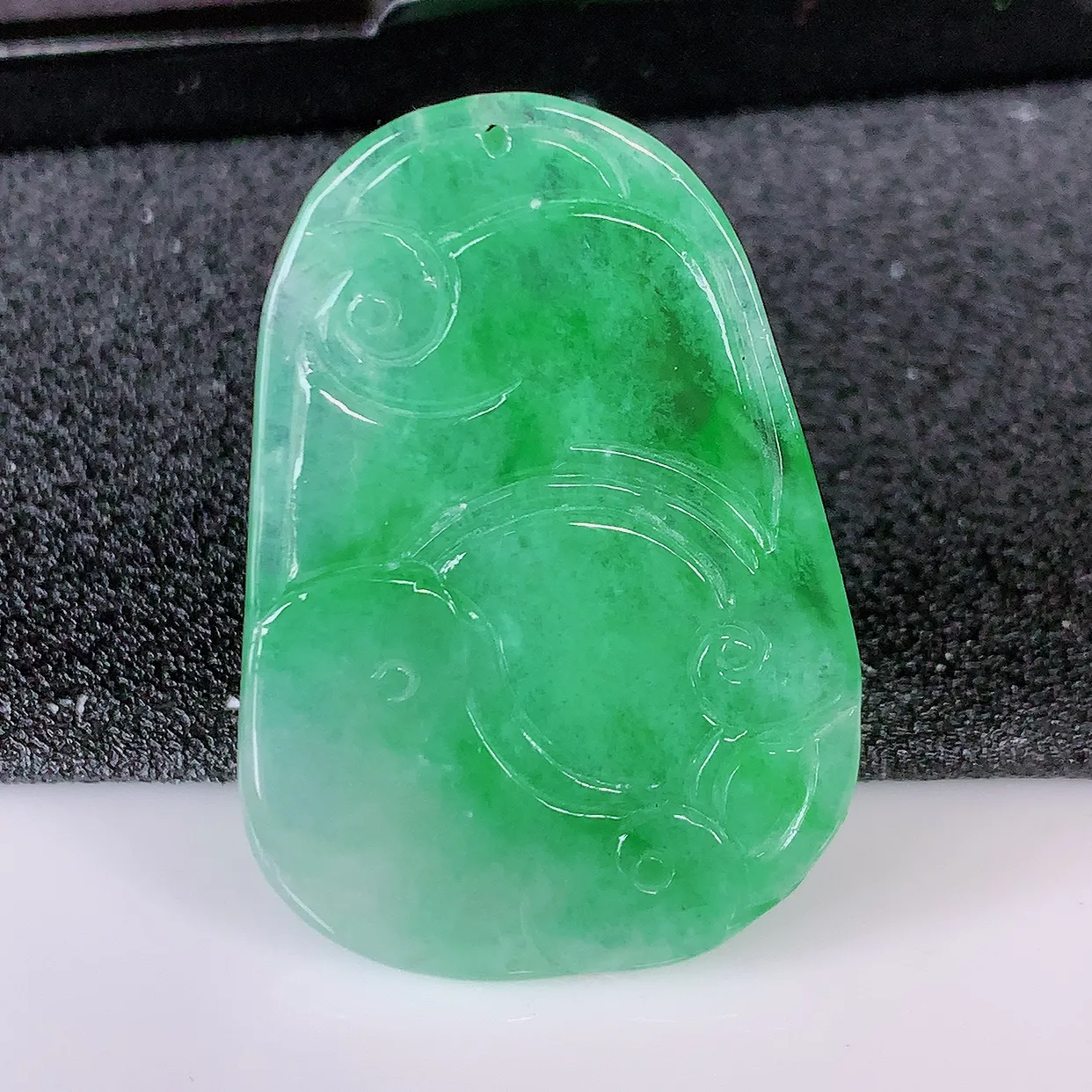 自然光实拍，冰飘绿翡翠喜上眉梢吊坠，时人之家，闻鹊声皆以为喜，故谓喜鹊报喜。”题材有喜上眉梢，双喜临门，花开富贵的美好意义。性价比超值！#57.13