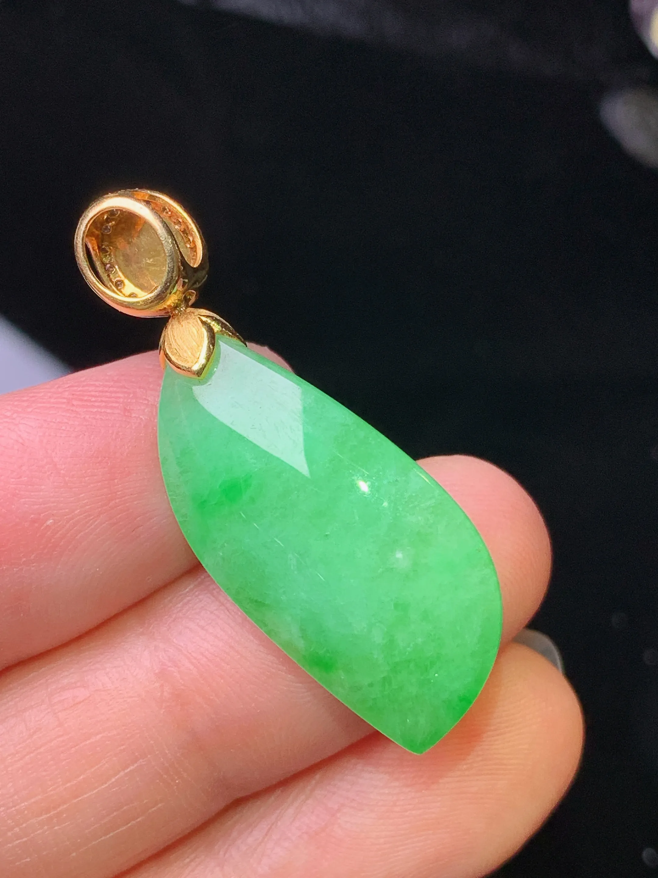 18k金钻镶嵌翠绿随形吊坠 玉质细腻 水润亮眼 色泽艳丽 整体尺寸35.2*13*8.8
