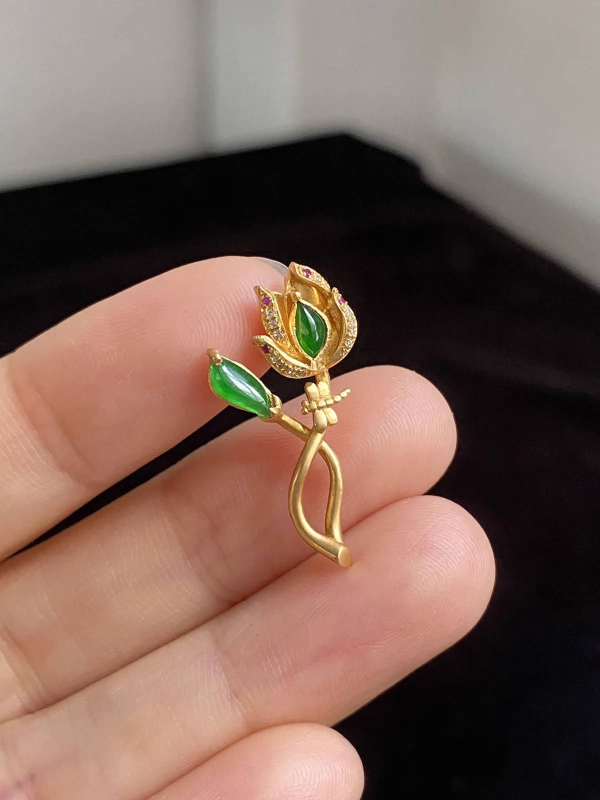 翡翠花件，伴钻石（无色）