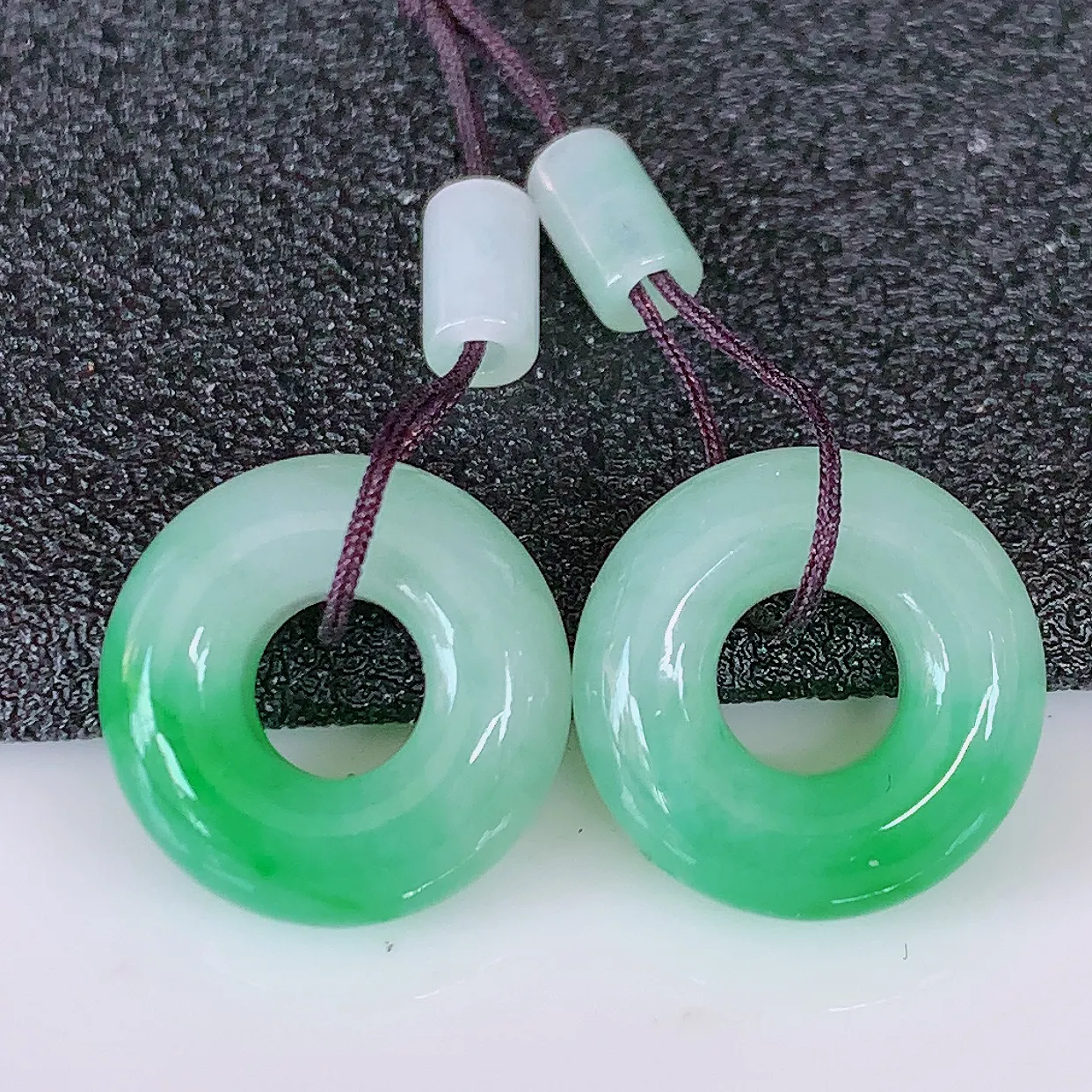 自然光实拍，冰飘绿翡翠一对平安扣耳坠，翠色灵动，玉质细腻，颜色漂亮，品相佳，佩戴佳品！配银线 #57.13尺寸13.5*5.2