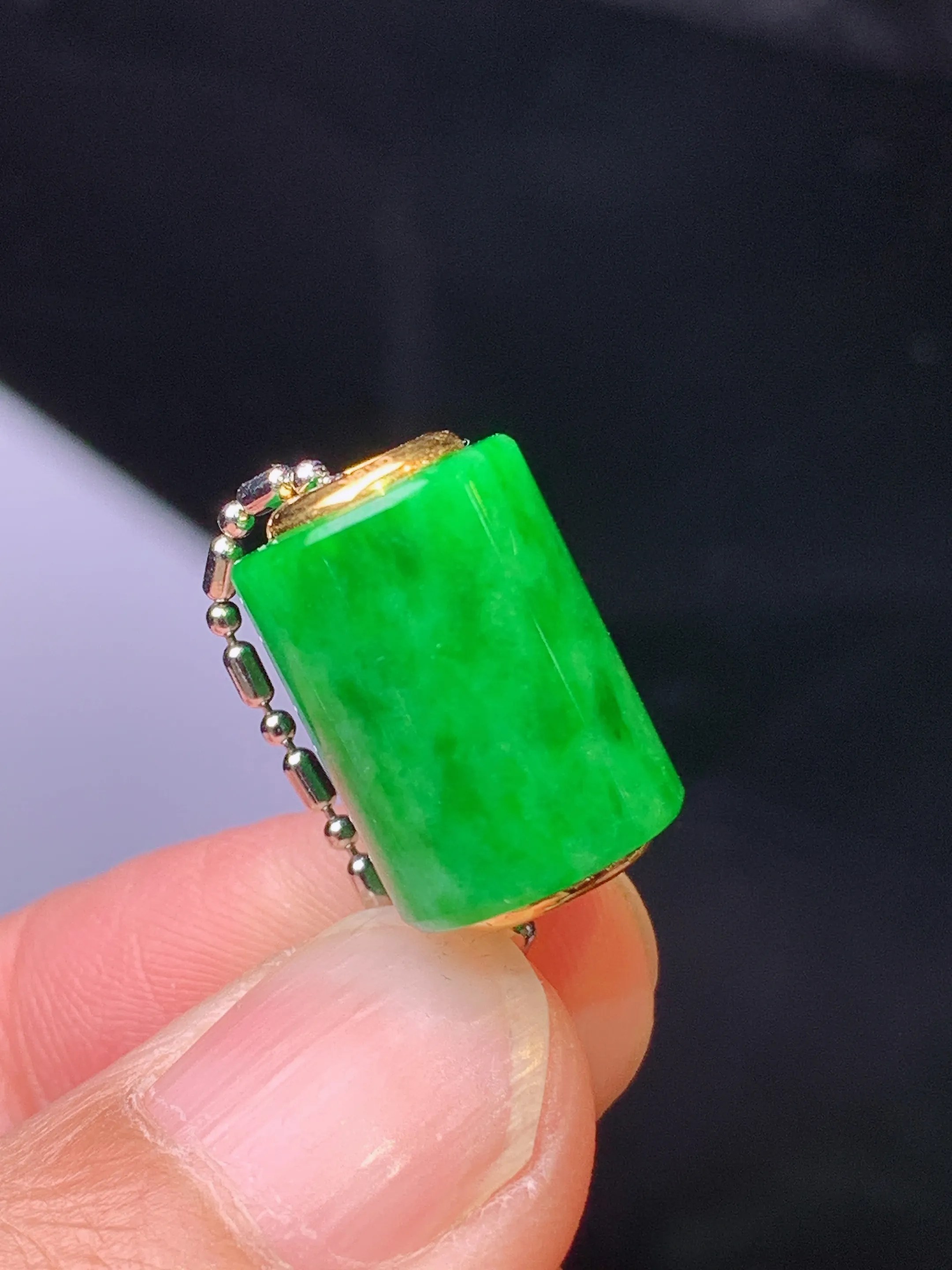 18k金镶嵌翠绿路路通吊坠 玉质细腻 水润亮眼 色泽艳丽 整体尺寸10*10*13.2